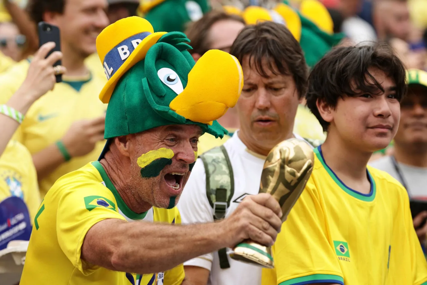 يرافق مجسم كأس العالم جماهير البرازيل (أ.ب)