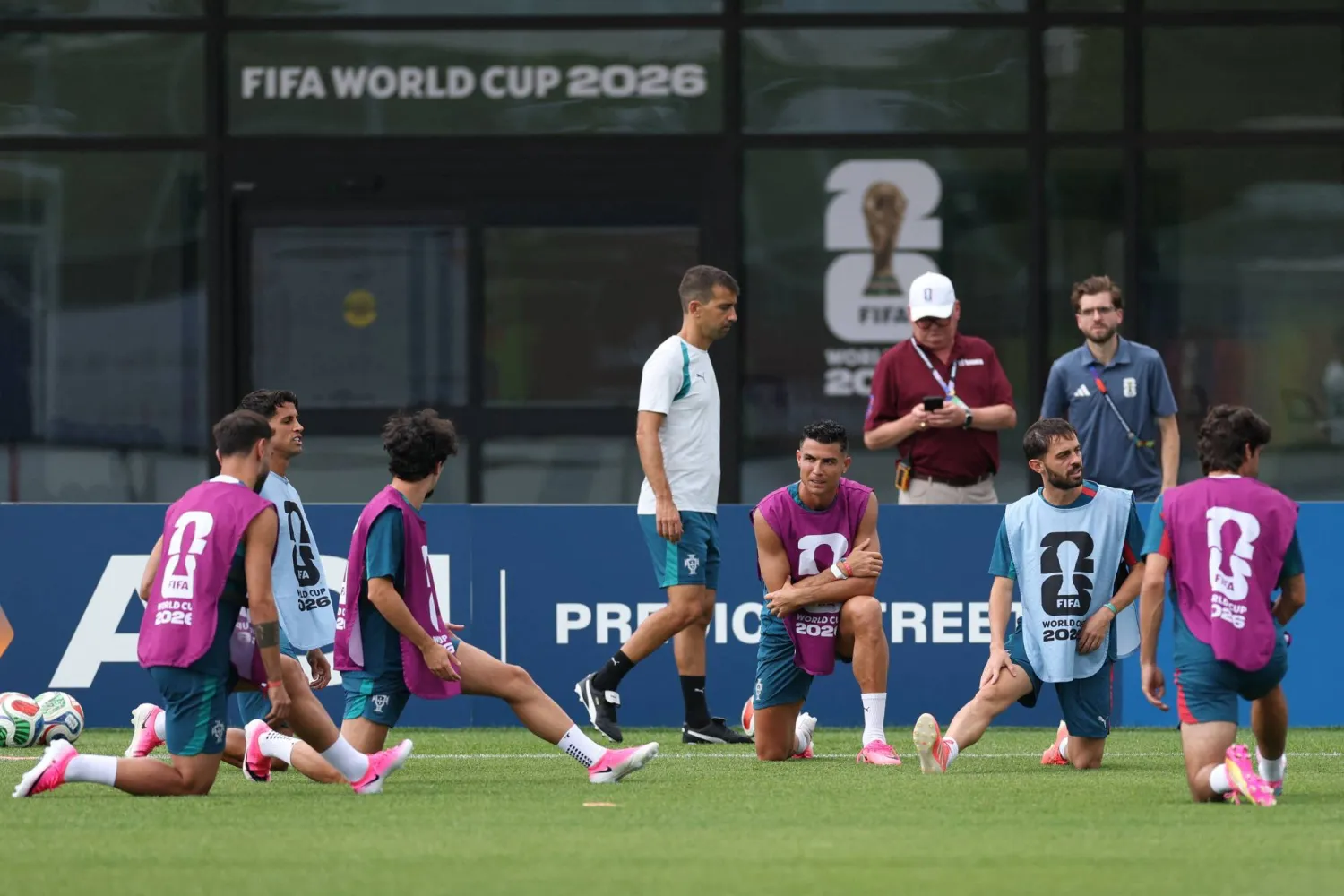 رونالدو يمني النفس في عبور البرتغال جارتها إسبانيا (أ.ف.ب)