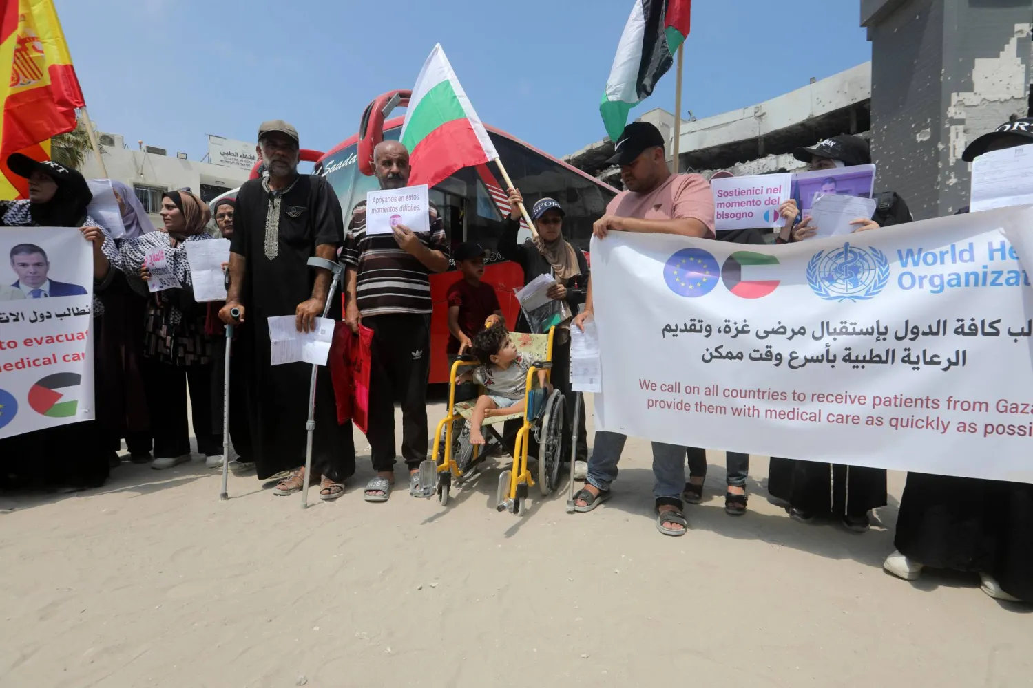 فلسطينيون جرحى وذووهم في وقفة احتجاجية يوم الأحد أمام مستشفى الشفاء في مدينة غزة يطالبون بالسماح للمرضى والجرحى بالسفر للعلاج (د.ب.أ)