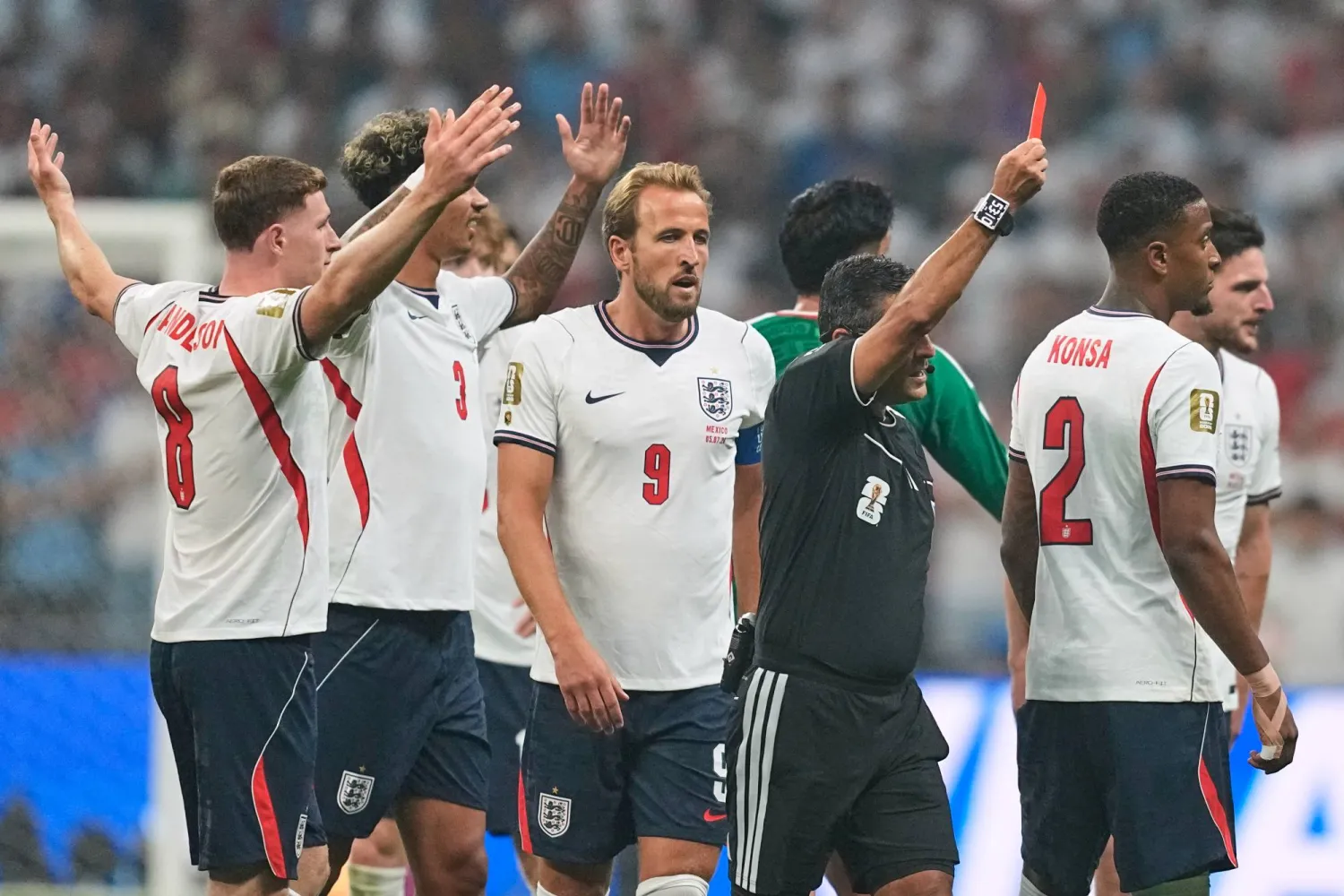 بطاقة حمراء يتعرض لها لاعب إنجلترا في وقت مبكر من الشوط الثاني (أ.ب) 