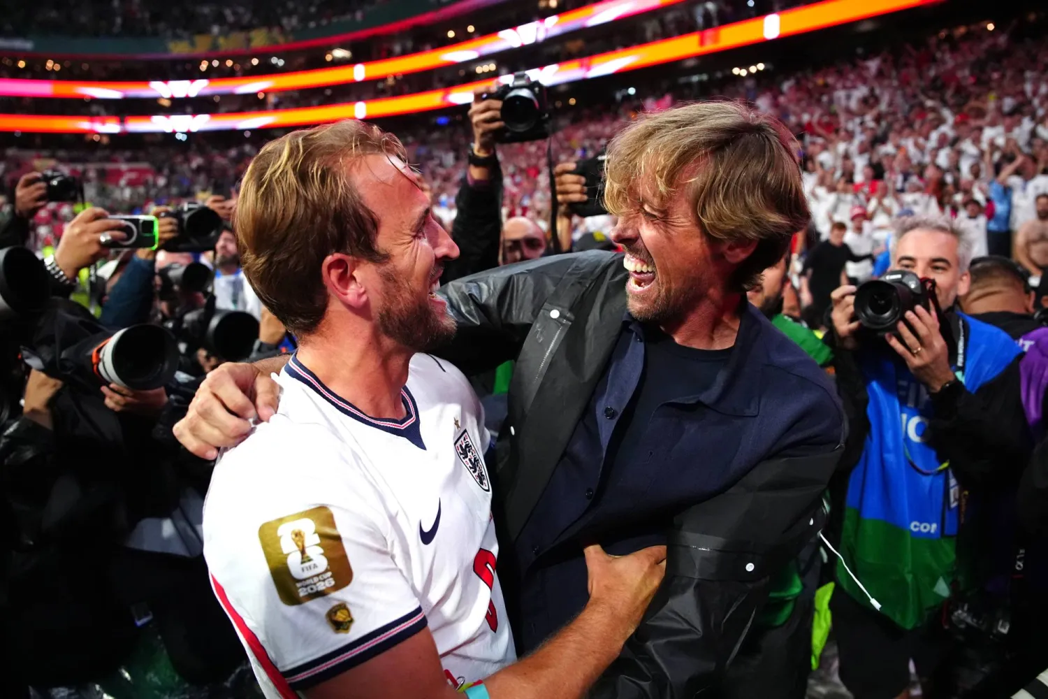 هاري كين لاعب المنتخب الإنجليزي يحتفل مع اللاعب السابق بيتر كراوتش عقب الفوز (د.ب.أ)