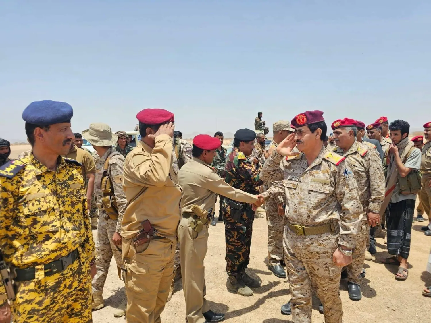 Defense Minister Lieutenant General Tahir Al-Aqili meets forces deployed in Shabwa. (Shabwa press office)