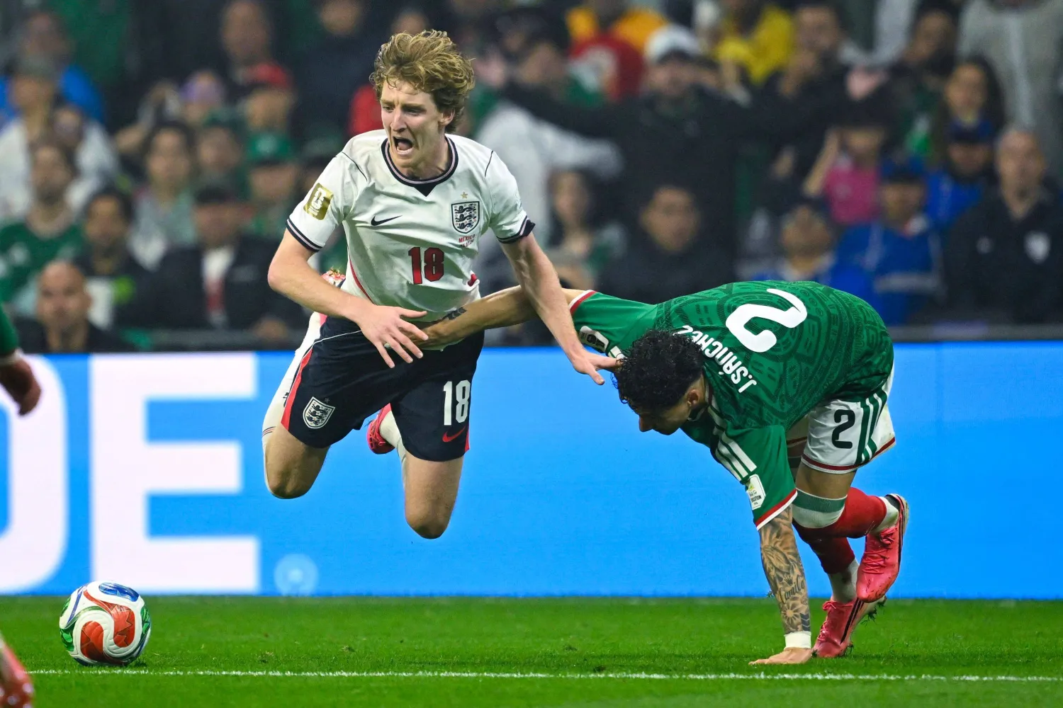 أنتوني غوردون يسقط بجوار مدافع المنتخب المكسيكي خورخي سانشيز (أ.ف.ب) 