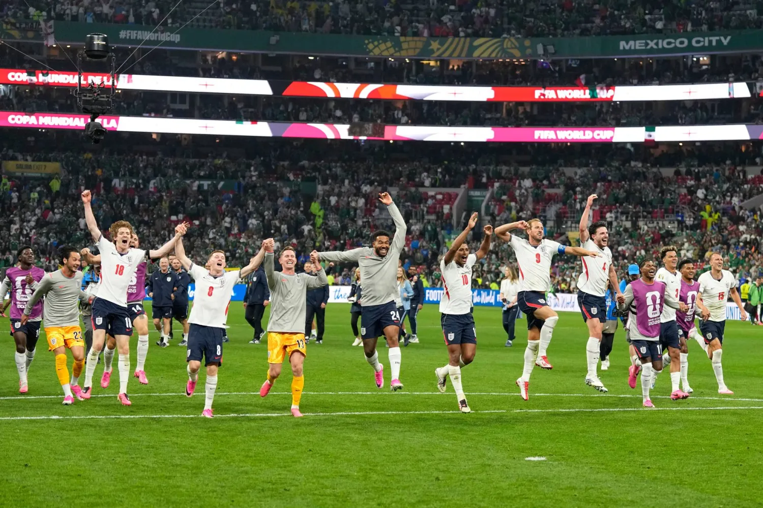 أصبح المنتخب الإنجليزي أول فريق يهزم المكسيك في ملعب «أزتيكا» ببطولة كأس العالم عبر التاريخ (أ.ب) 