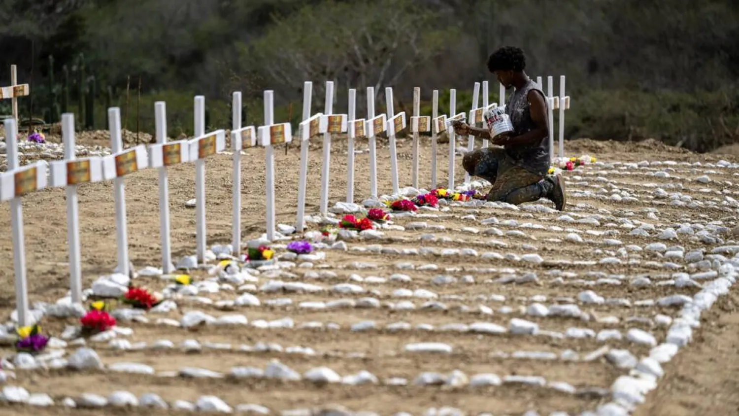 At La Esperanza cemetery in La Guaira, gravediggers buried more than 150 bodies still unidentified since the earthquakes. Miguel MEDINA / AFP
