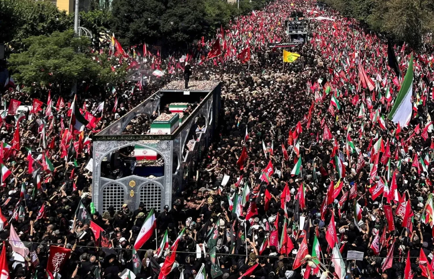Tahran sokaklarında Hamaney için intikam” çağrısı...  Ahmedinejad'dan dikkat çeken dönüş