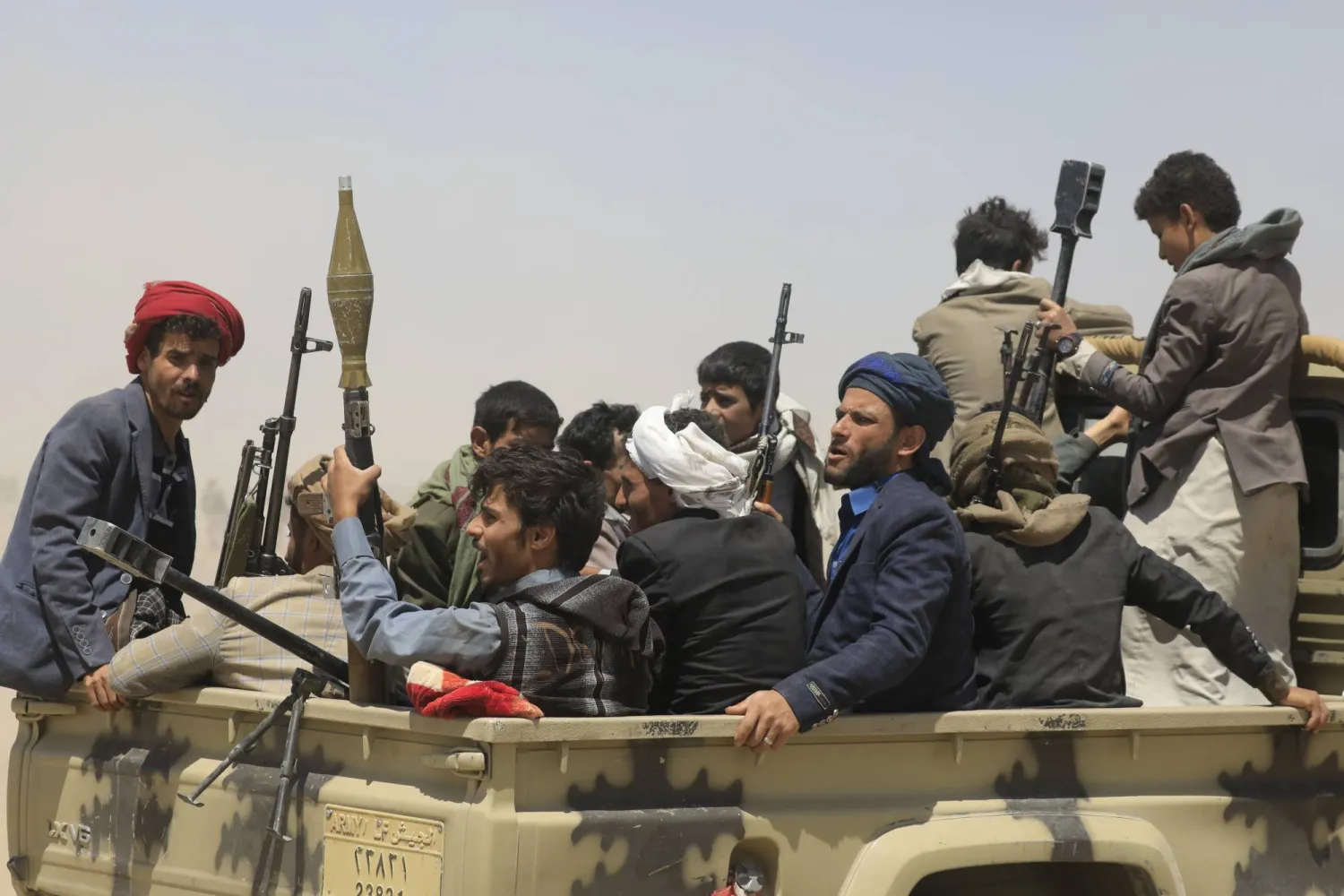 الحوثيون كثفوا عمليات الحشد العسكري وصعدوا من خطاب الحرب ضد الشرعية اليمنية (إ.ب.أ)
