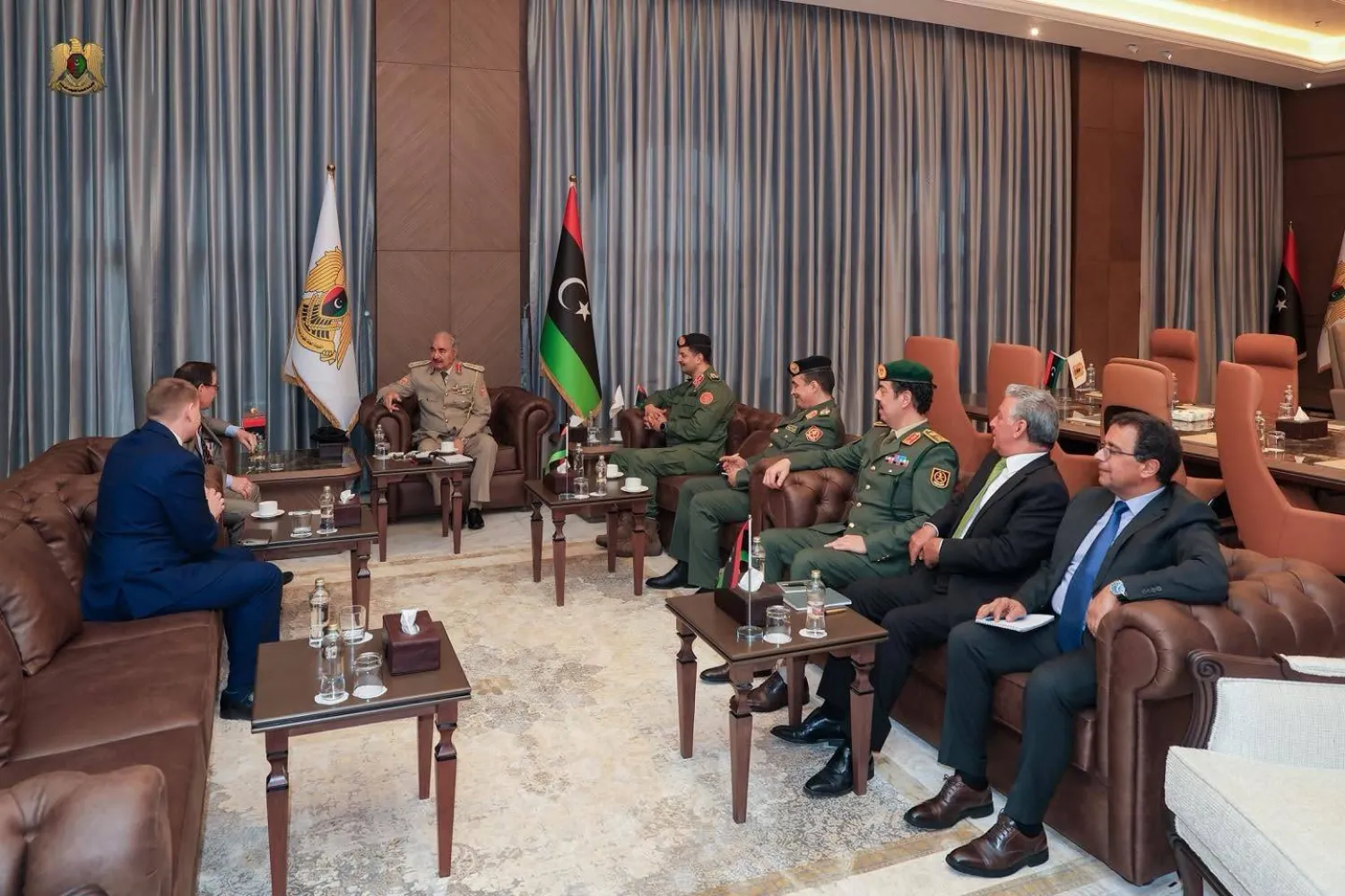 القائد العام لـ«الجيش الوطني» خليفة حفتر مستقبِلاً سفير روسيا لدى ليبيا إيدار أغانين في أبريل الماضي (القيادة العامة)