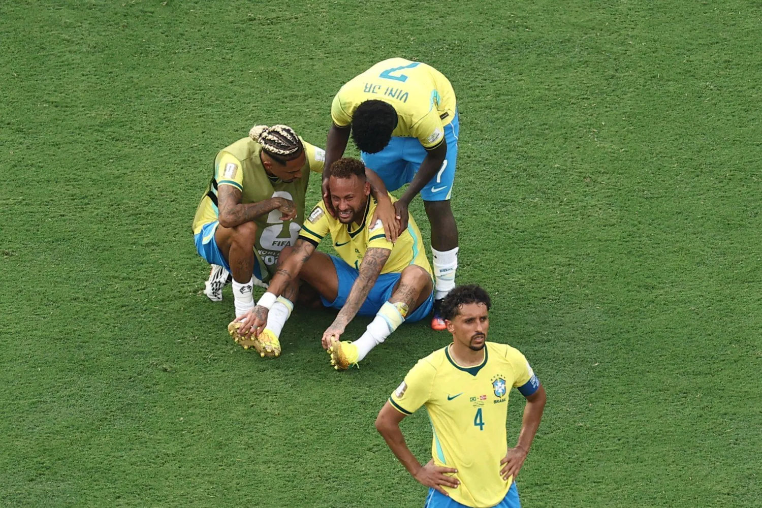 لم يعد خروج البرازيل من كأس العالم مجرد خسارة عابرة بل تحول إلى محطة دفعت كثيرين إلى المطالبة بإعادة بناء شاملة للفريق (أ.ف.ب)