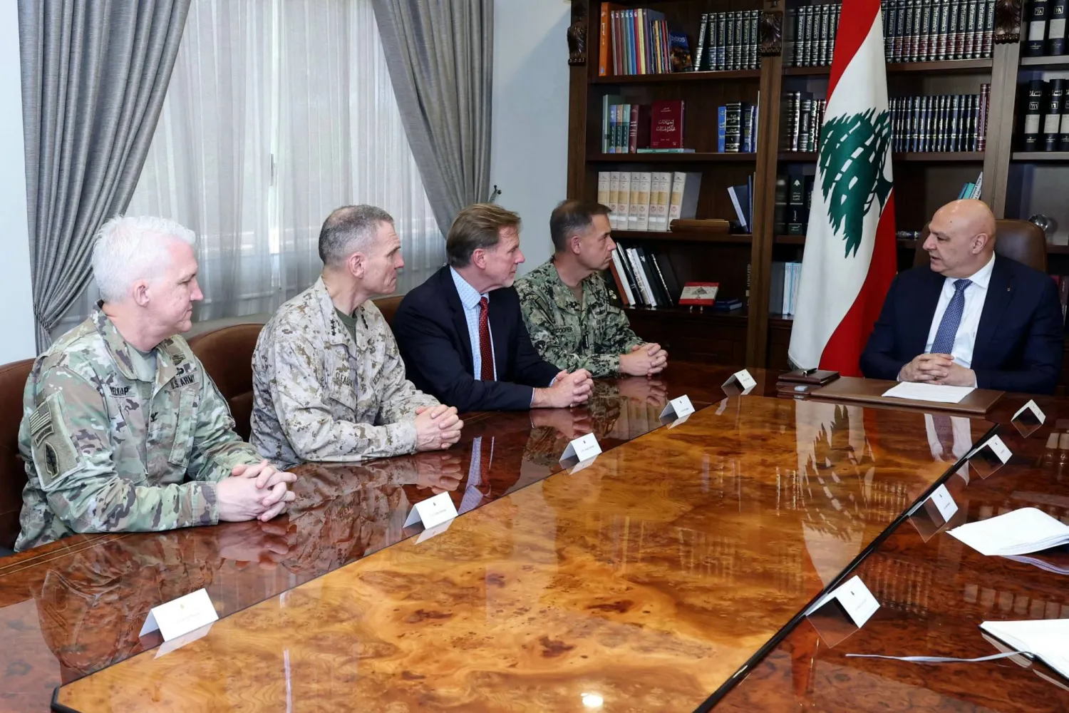 الرئيس اللبناني جوزيف عون خلال لقائه مع الأدميرال براد كوبر قائد القيادة المركزية الأميركية (CENTCOM) - في القصر الرئاسي الأسبوع الماضي (الرئاسة اللبنانية)