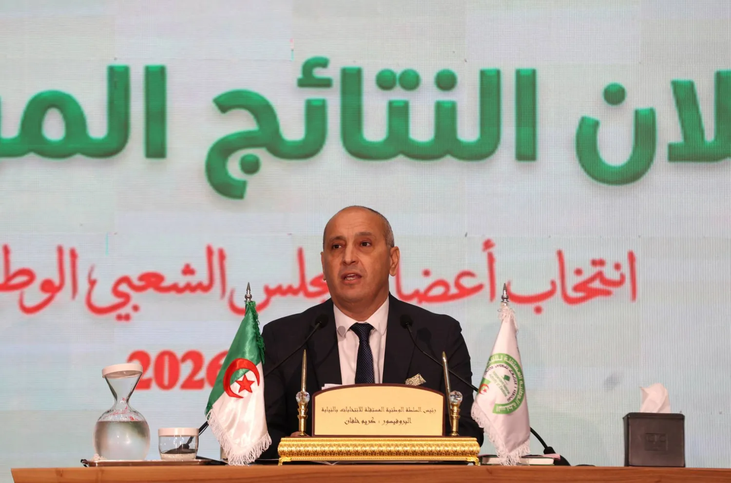 كريم خلفان الرئيس المؤقت للهيئة الوطنية المستقلة للانتخابات يتحدّث خلال مؤتمر صحافي للإعلان عن نتائج الانتخابات البرلمانية الجزائرية في العاصمة الجزائر - 6 يوليو 2026 (إ.ب.أ)