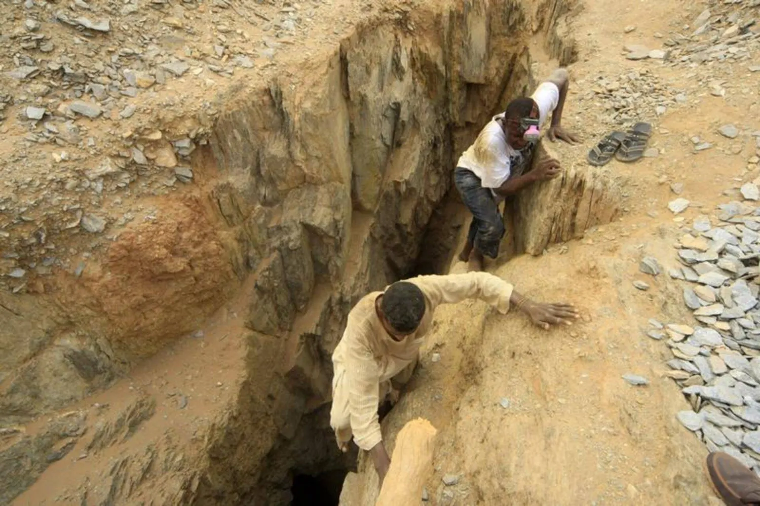 عمال ذهب يخرجون من منجم محلي بمحلية العبيدية بولاية نهر النيل بالسودان (رويترز)