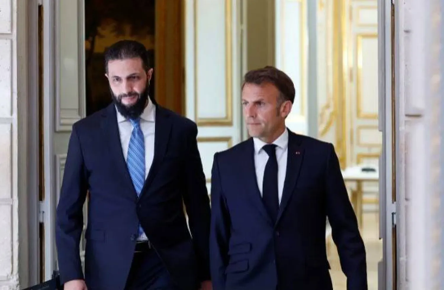 Fransa Cumhurbaşkanı Emmanuel Macron ile Suriye Cumhurbaşkanı Ahmed eş-Şara'nın Paris'te gerçekleştirdiği önceki görüşmeden bir kare (Arşiv - Reuters)