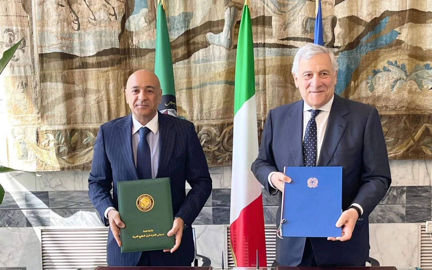 Secretary General of the Gulf Cooperation Council (GCC) Jasem Albudaiwi and Italian Deputy Prime Minister and Foreign Minister Antonio Tajani at the MoU signing ceremony. (GCC)