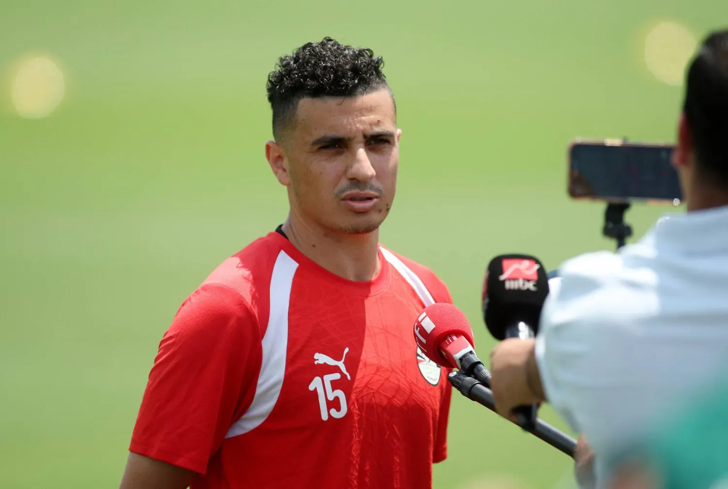 كريم حافظ الظهير الأيسر لمنتخب مصر (رويترز)