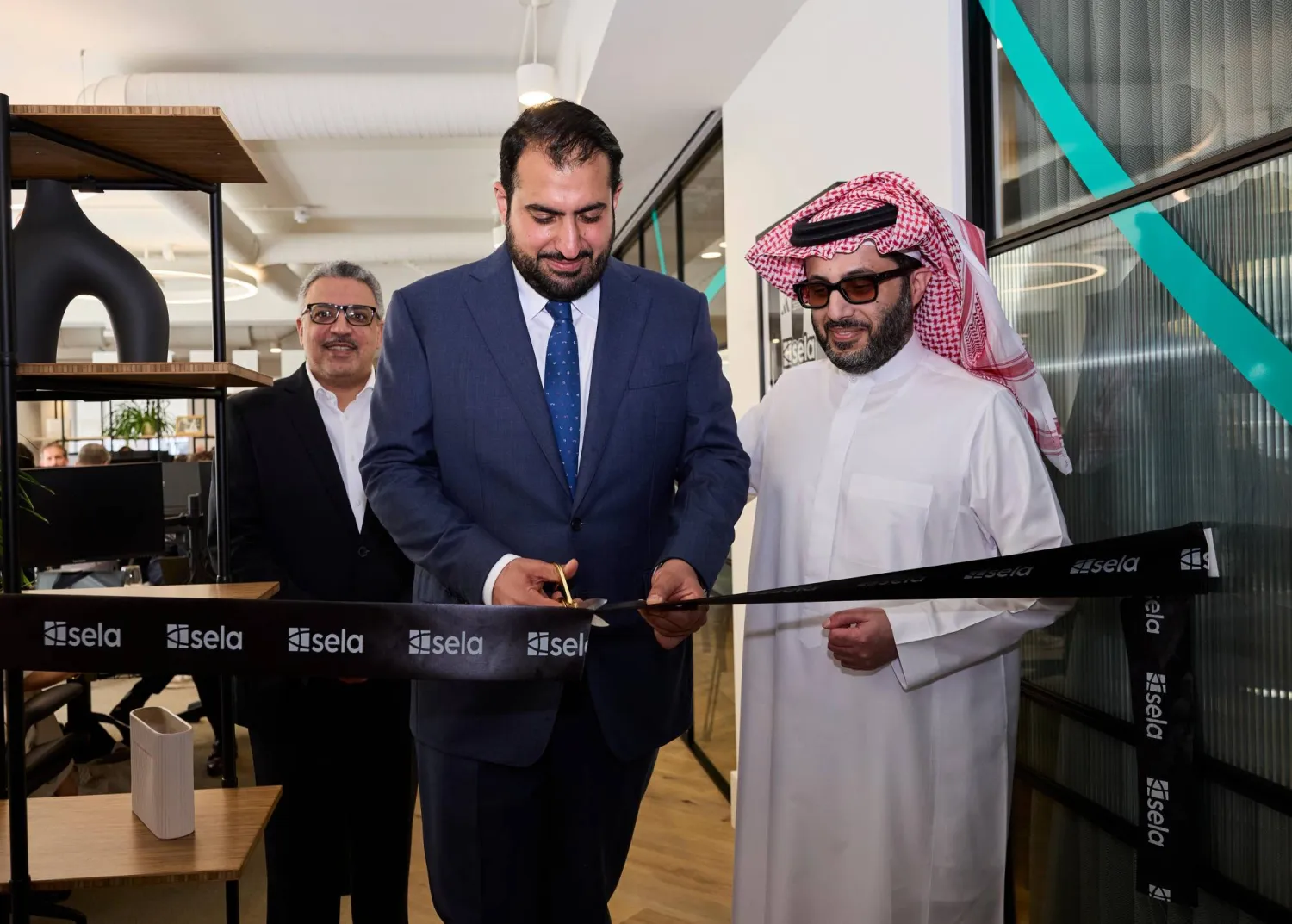 الأمير عبد الله بن خالد بن سلطان لدى افتتاحه مقر «صلة» في لندن برفقة المستشار تركي آل الشيخ (هيئة الترفيه)