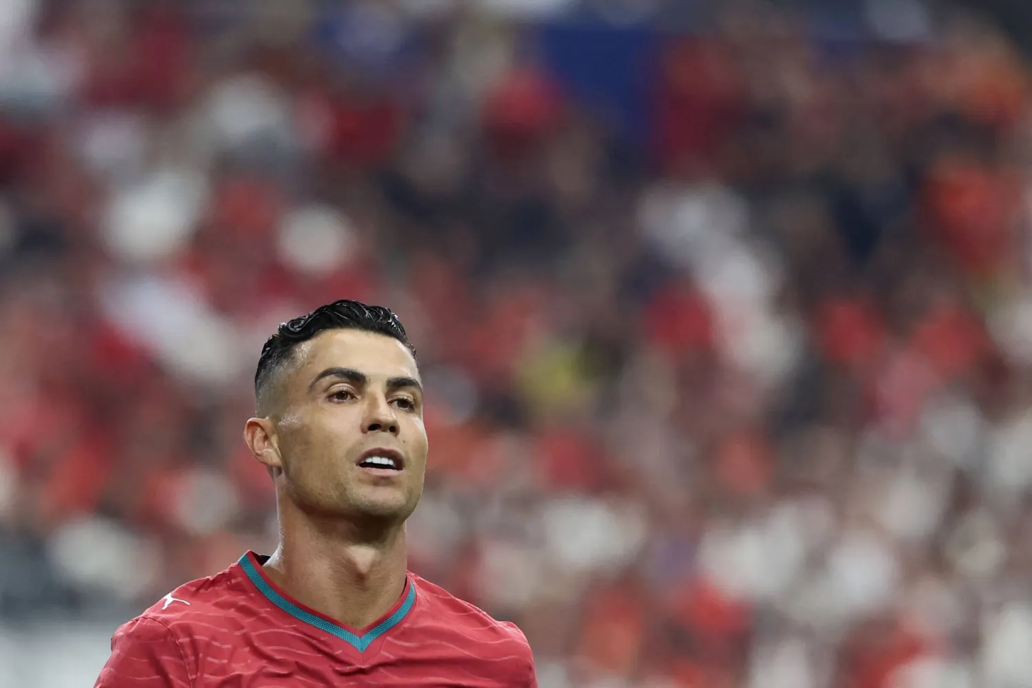 كريستيانو رونالدو يتفاعل خلال اللقاء في دالاس (أ.ف.ب)
