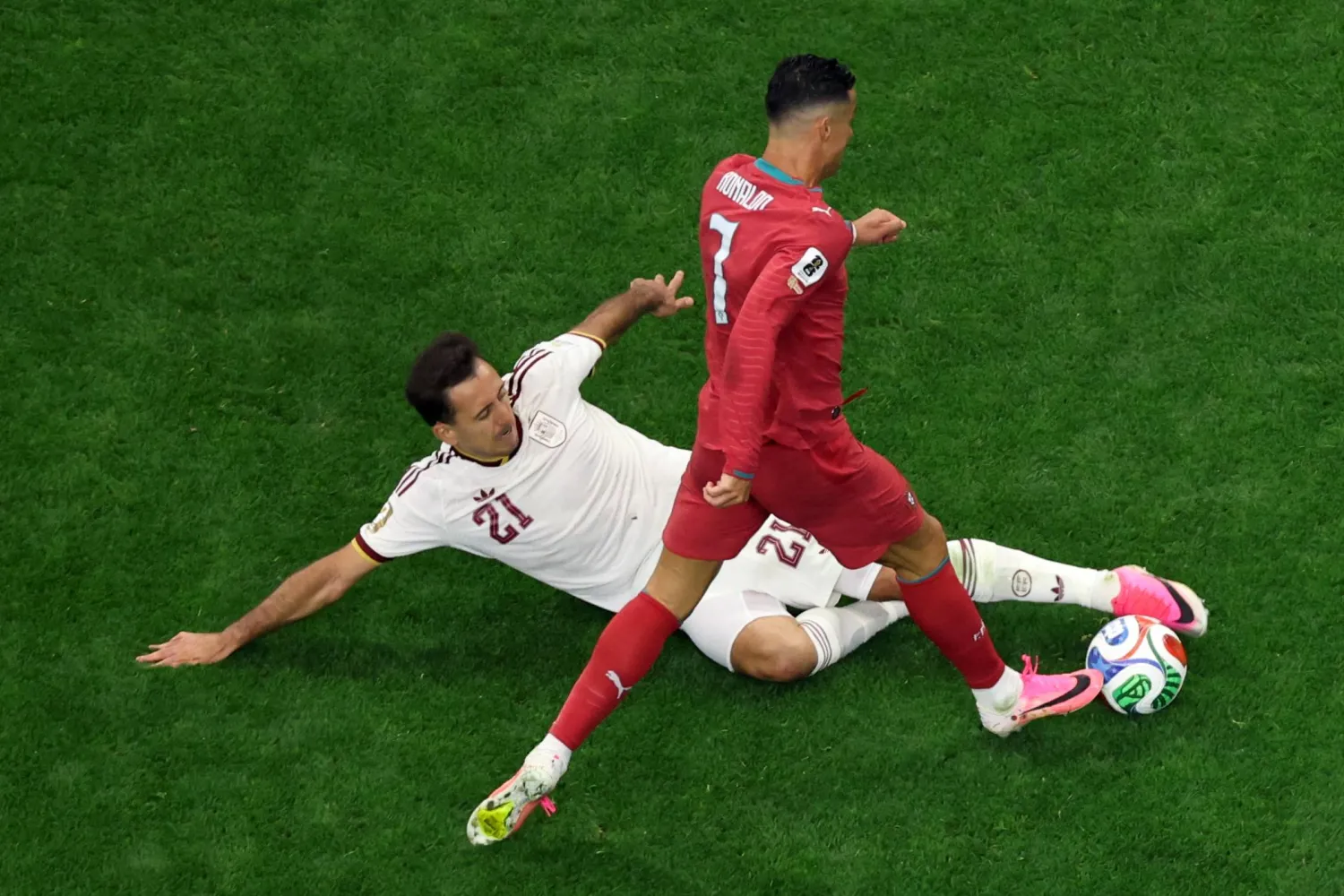 ميكل أويارزابال يبعد الكرة أمام كريستيانو رونالدو (أ.ب)
