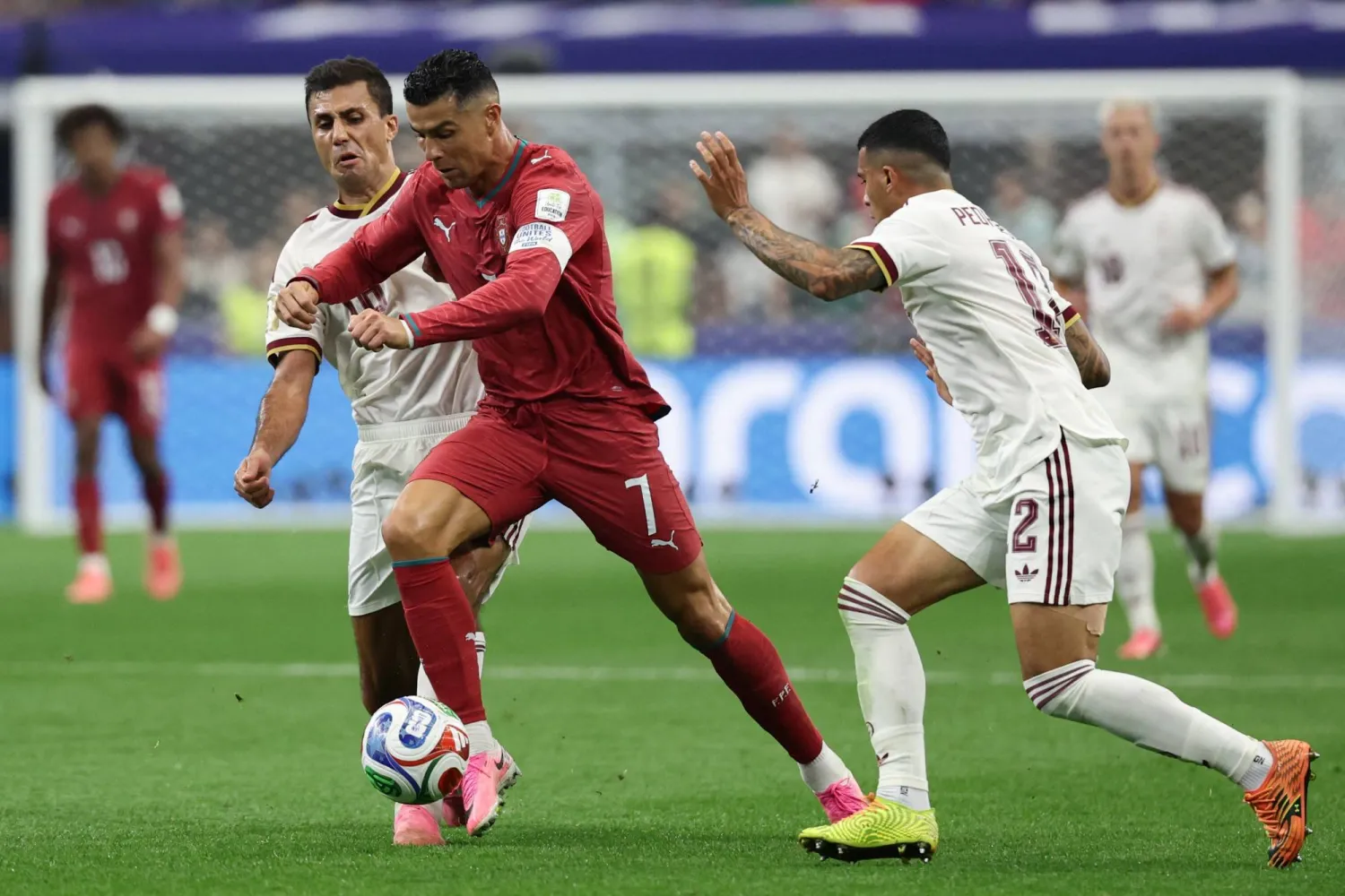 رونالدو ينطلق بالكرة بين رودري وبيدرو بورو خلال مواجهة البرتغال وإسبانيا (أ.ف.ب)

