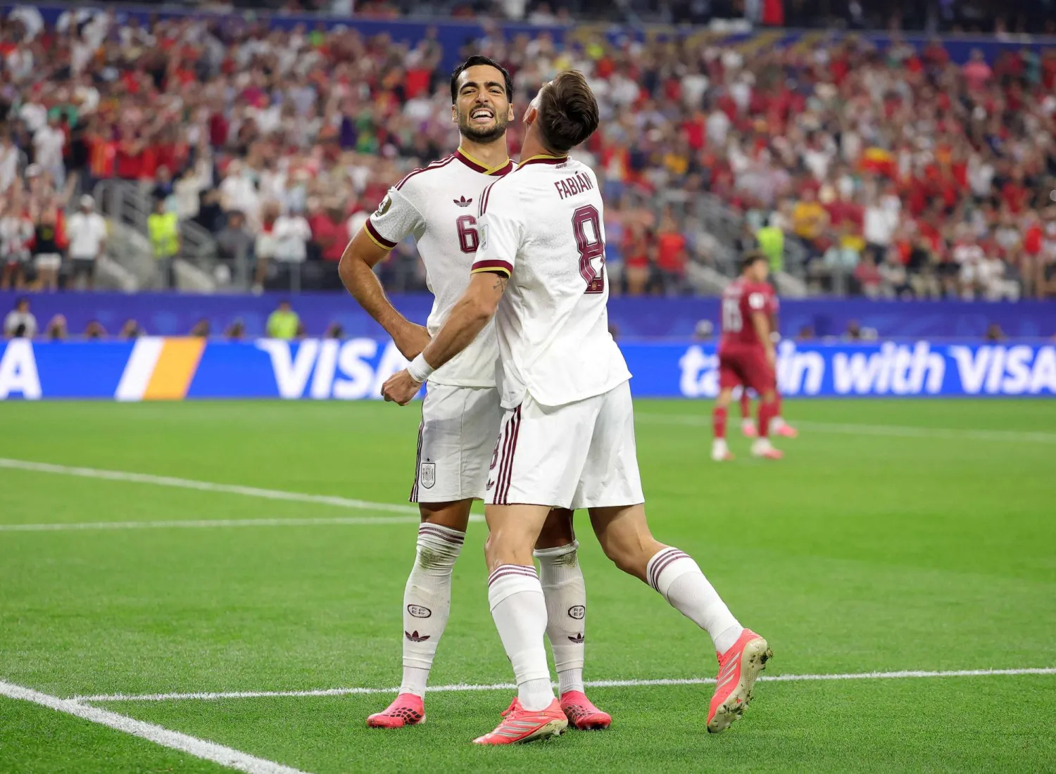 ميكل ميرينو يحتفل مع فابيان رويز بعد تسجيل هدف إسبانيا الأول (أ.ف.ب)
