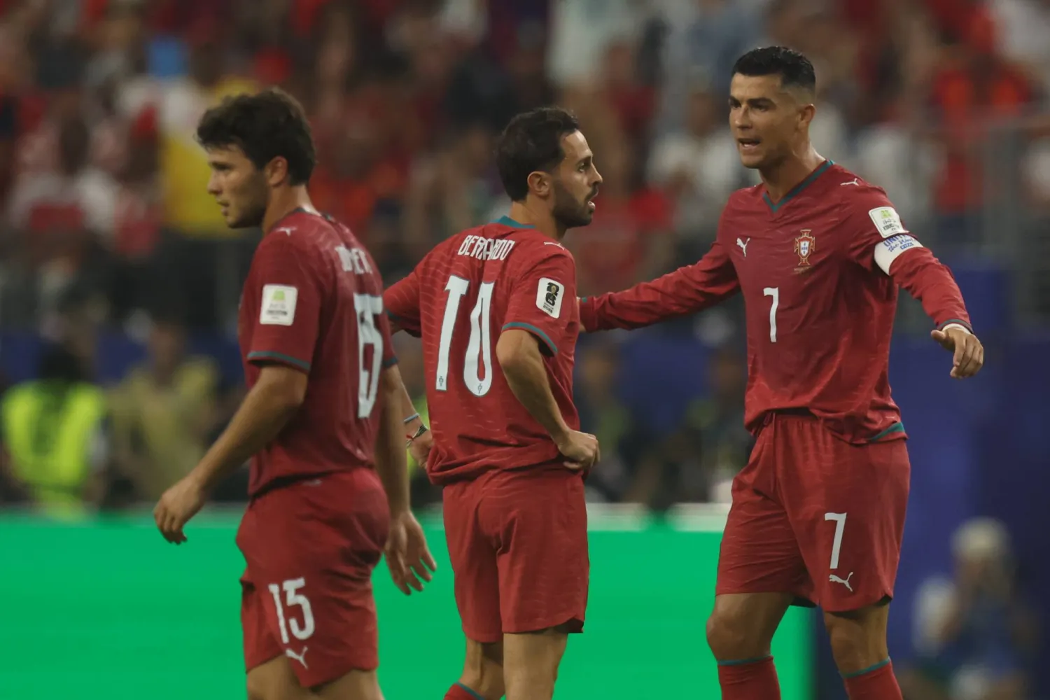 برناردو سيلفا وكريستيانو رونالدو بعد تقدم إسبانيا في النتيجة (أ.ب)
