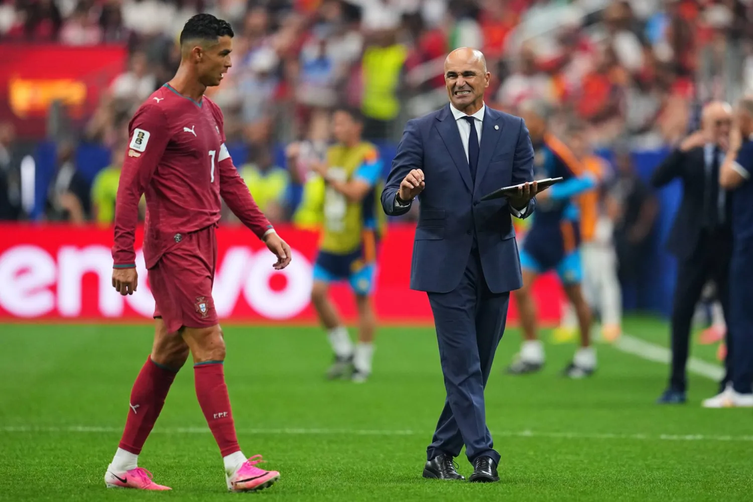 روبرتو مارتينيز مدرب البرتغال وقائده كريستيانو رونالدو (أ.ب)