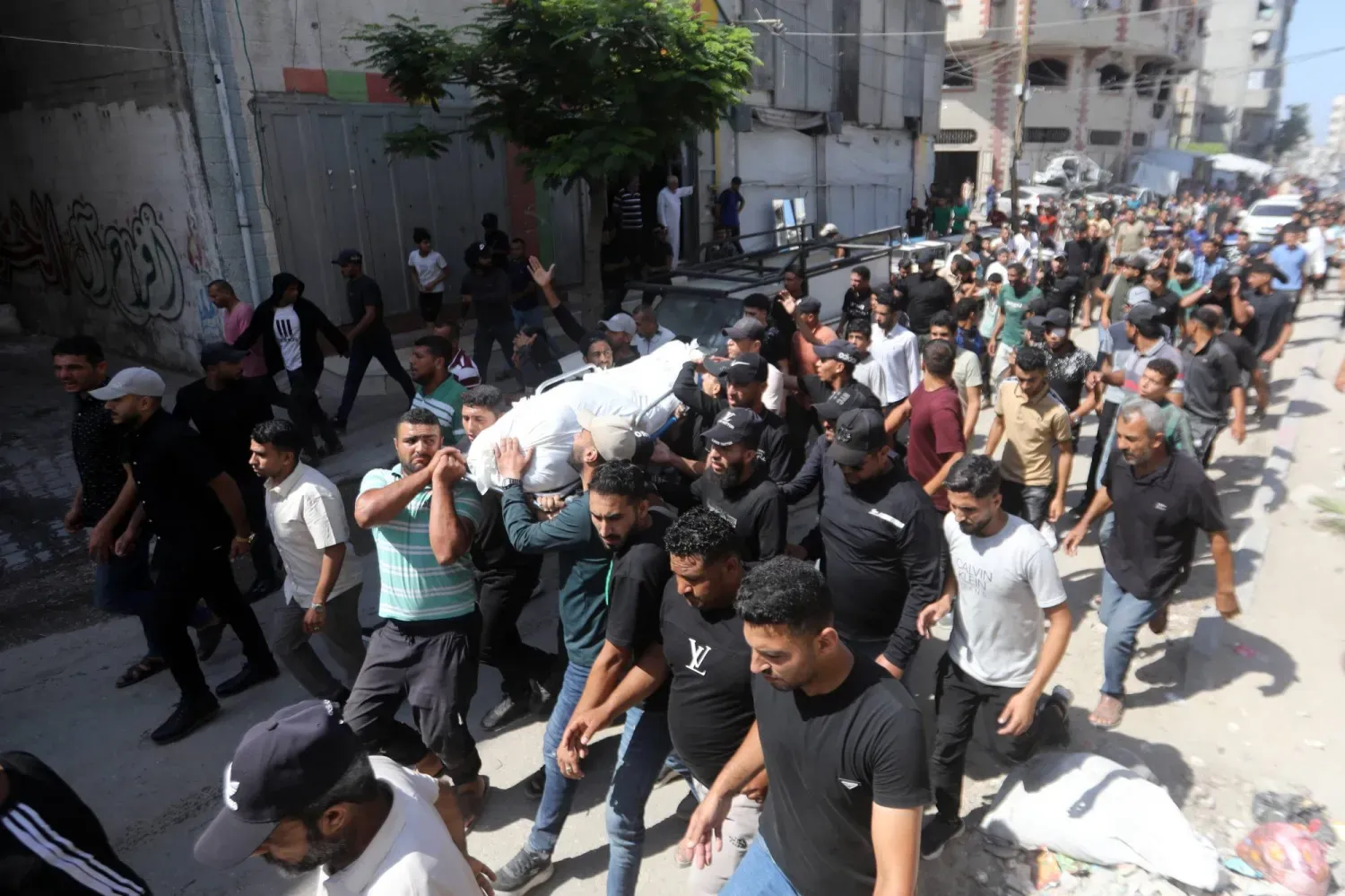 Filistinliler, Gazze kentinin güneybatısındaki Tel el-Heva Mahallesi'nde Daghmuş ailesine ait evi hedef alan İsrail hava saldırısında hayatını kaybeden Muhammed Daghmuş ile eşi için dün cenaze töreni düzenledi. (DPA)