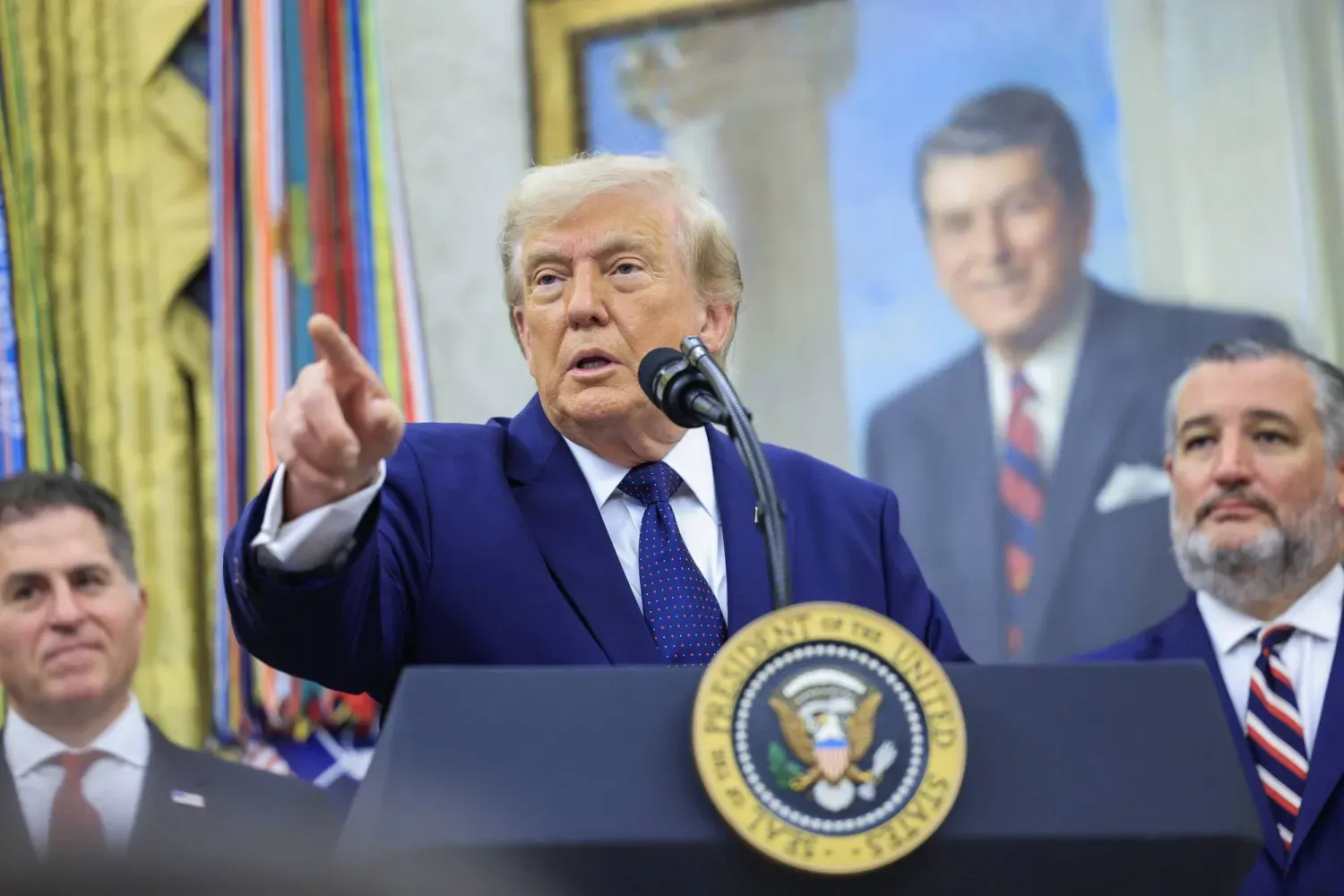 Trump, Beyaz Saray'ın Oval Ofisi'nde konuşma yapıyor (EPA)