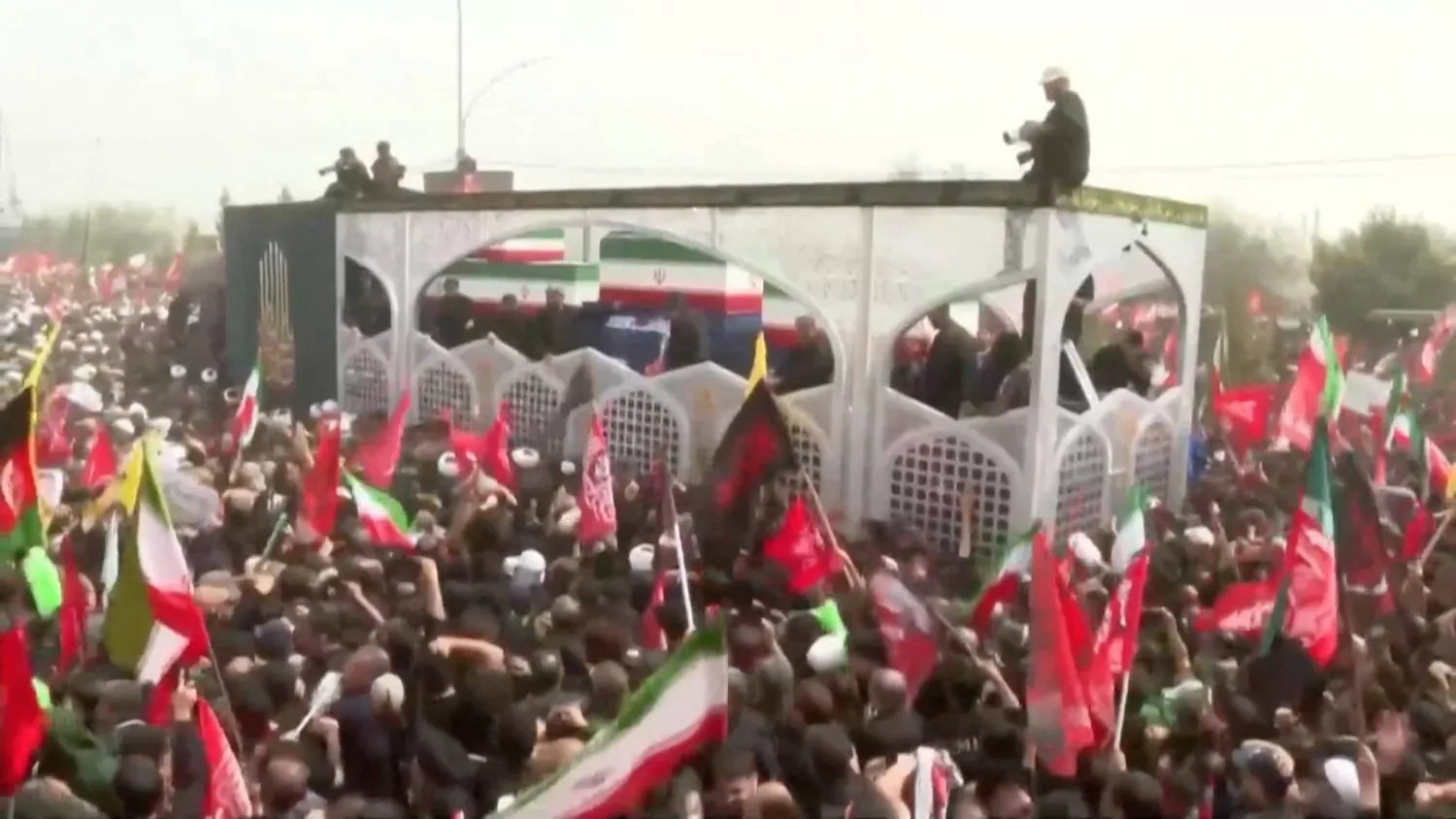 يتجمع الناس قرب نعوش المرشد الإيراني السابق علي خامنئي وأفراد عائلته خلال موكب جنازتهم في مدينة قم الإيرانية (رويترز)