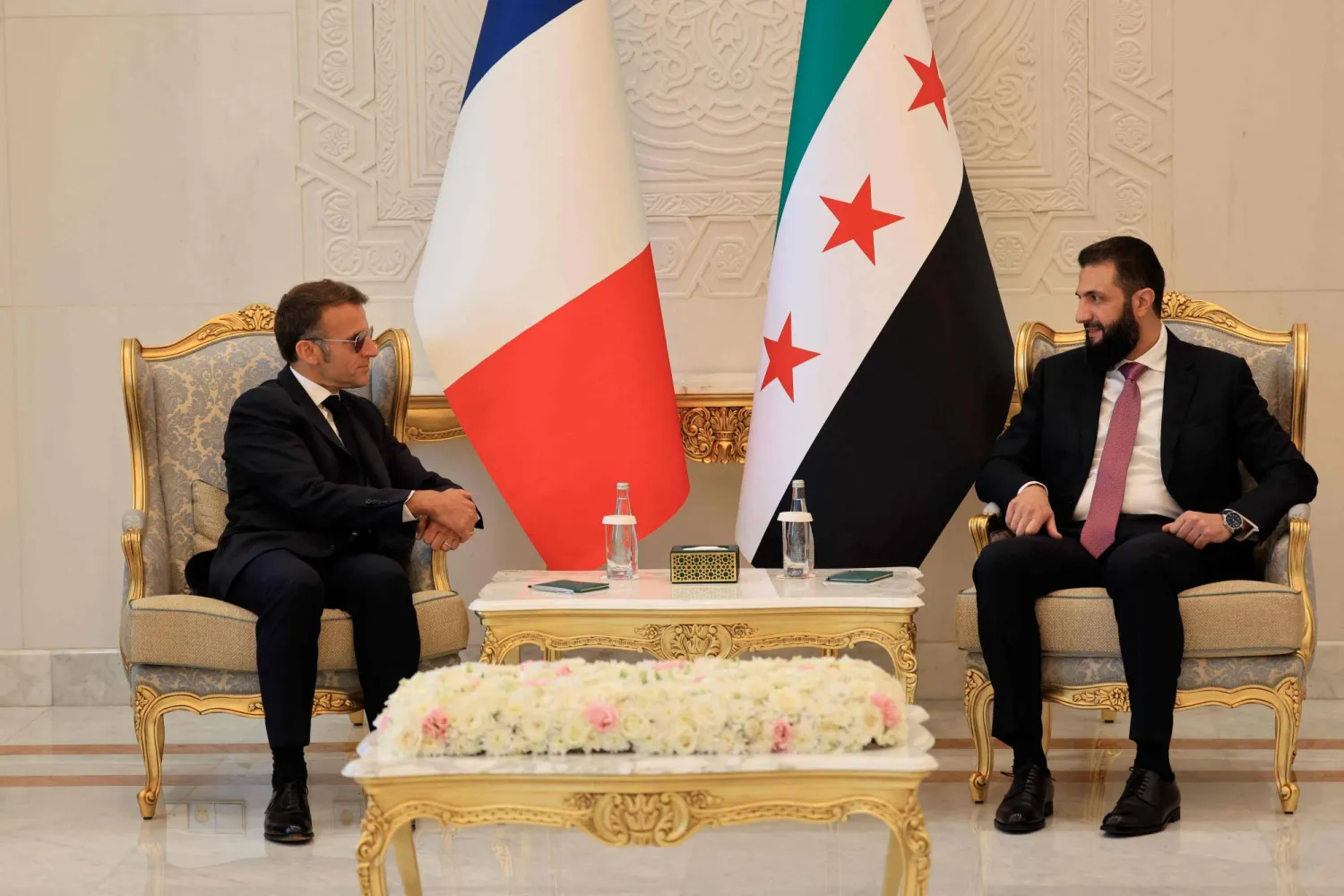 الرئيس السوري أحمد الشرع يستقبل نظيره الفرنسي إيمانويل ماكرون في قصر الشعب اليوم (أ.ف.ب)