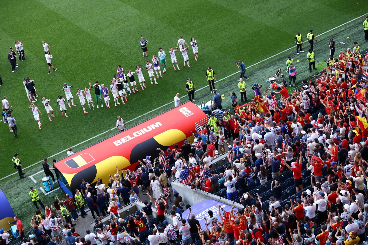 لم يكتفِ المنتخب البلجيكي بإقصاء الولايات المتحدة بل حوّل احتفالاته إلى رسالة ساخرة استهدفت ترمب (رويترز)