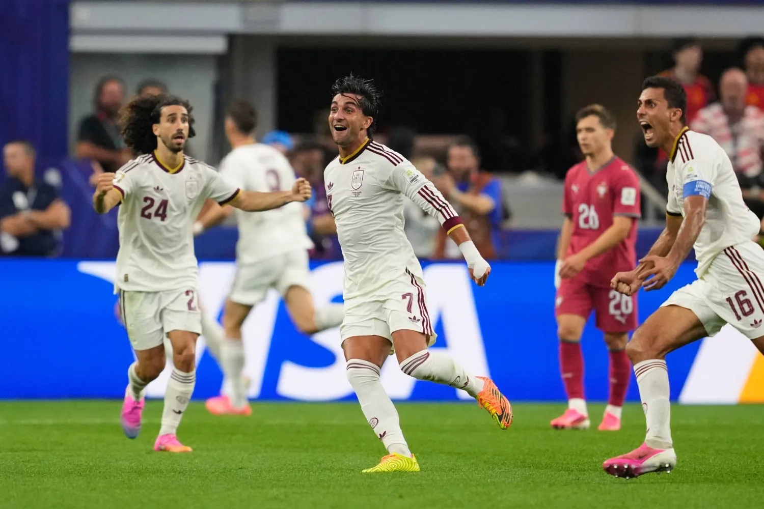 رودري وكوكوريلا يشيدان بنضج إسبانيا وصلابتها الدفاعية (أ.ب)