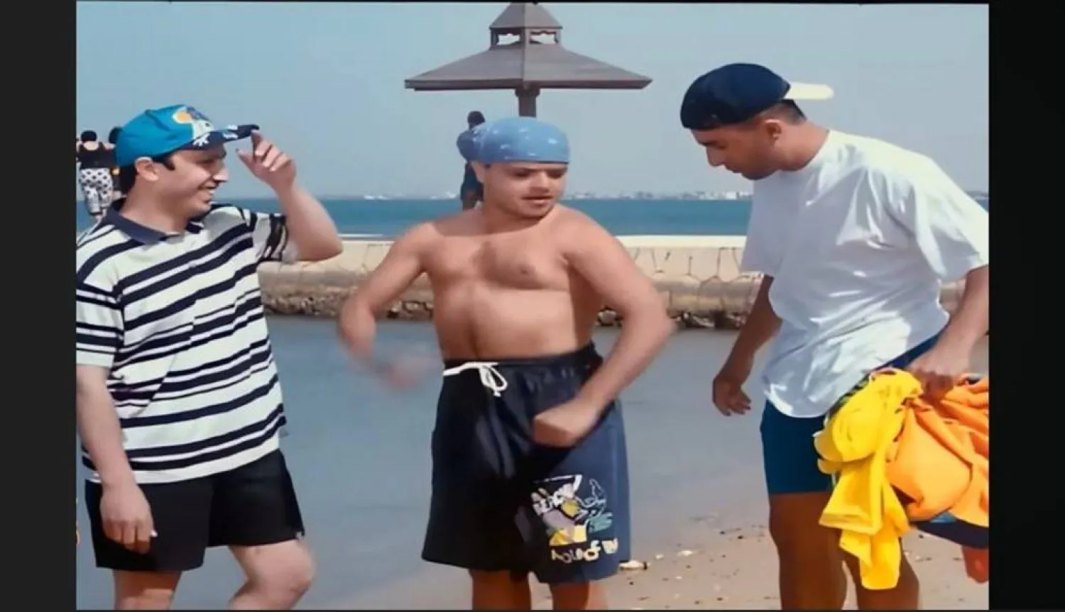 مشهد من فيلم «صعيدي في الجامعة الأمريكية» تفاعل به الفنان المصري محمد هنيدي مع مباراة الأرجنتين (مقطع من الفيلم)
