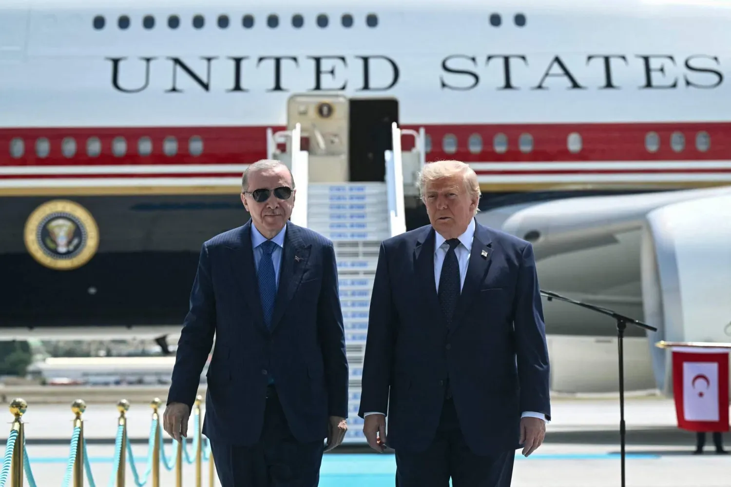 Cumhurbaşkanı Recep Tayyip Erdoğan, bugün Ankara yakınlarındaki Etimesgut Hava Üssü'ne başkanlık uçağı Air Force One ile gelen ABD Başkanı Donald Trump'ı karşıladı. (AFP)