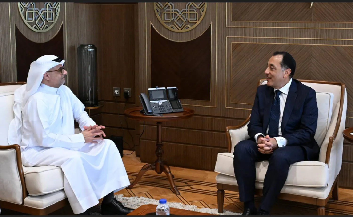 مصطفى مدبولي خلال لقاء رئيس دائرة المالية بأبوظبي مساء الاثنين (صفحة مجلس الوزراء على فيسبوك)