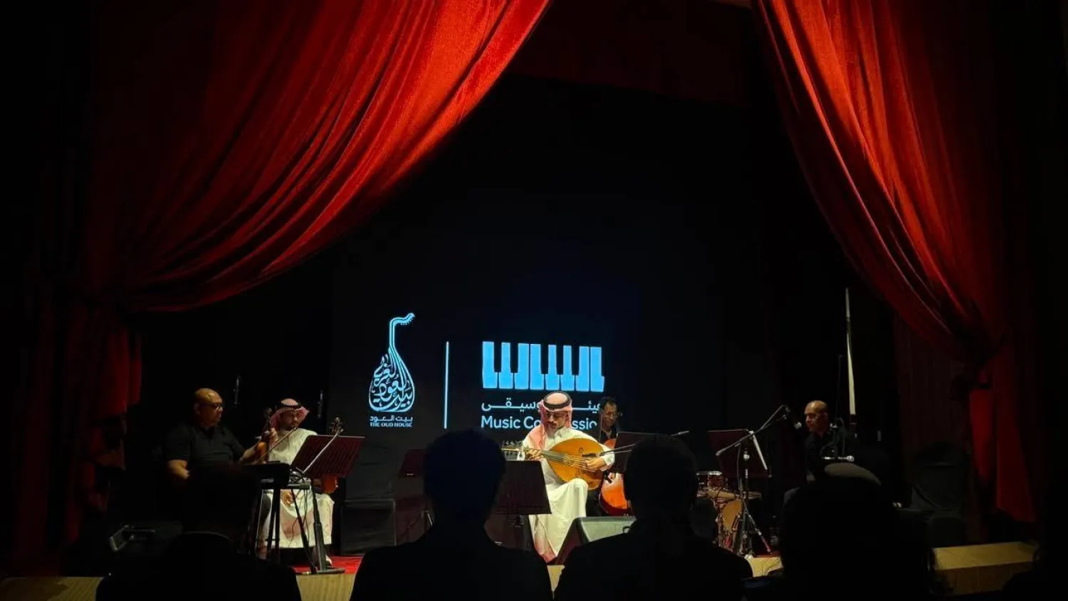 جانب من أداء العازف أحمد الهلالي أحد أوائل خريجي بيت العود في السعودية (الشرق الأوسط)