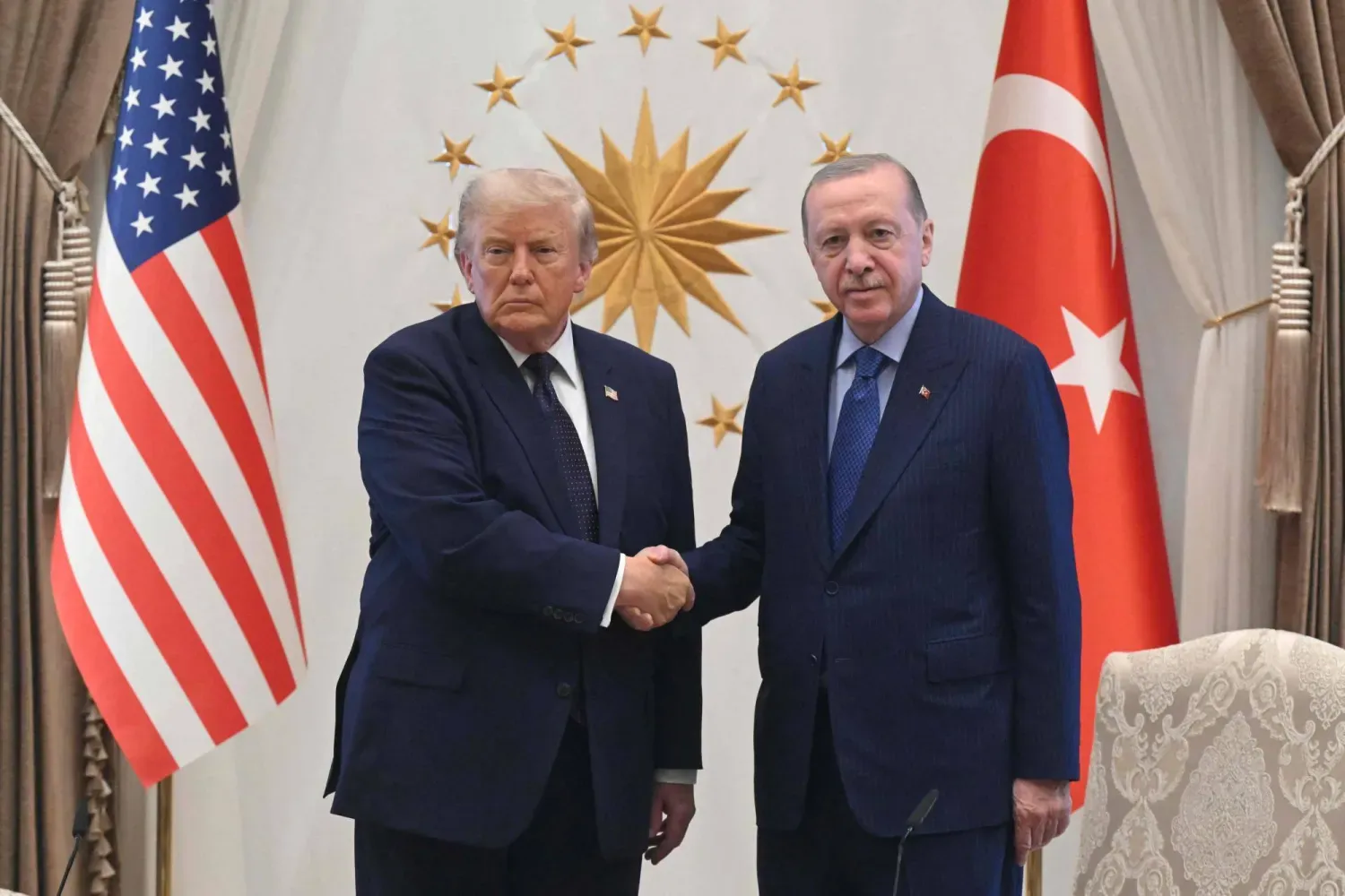 Ankara'da ABD Başkanı Donald Trump ve Cumhurbaşkanı Recep Tayyip Erdoğan arasında gerçekleşen el sıkışma (AFP)