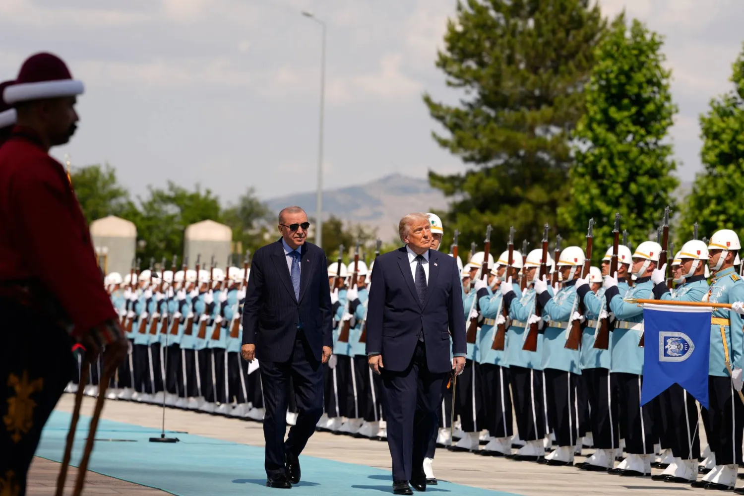 الرئيسان الأميركي دونالد ترمب والتركي رجب طيب إردوغان يستعرضان حرس الشرف في أنقرة بتركيا (أ.ب)