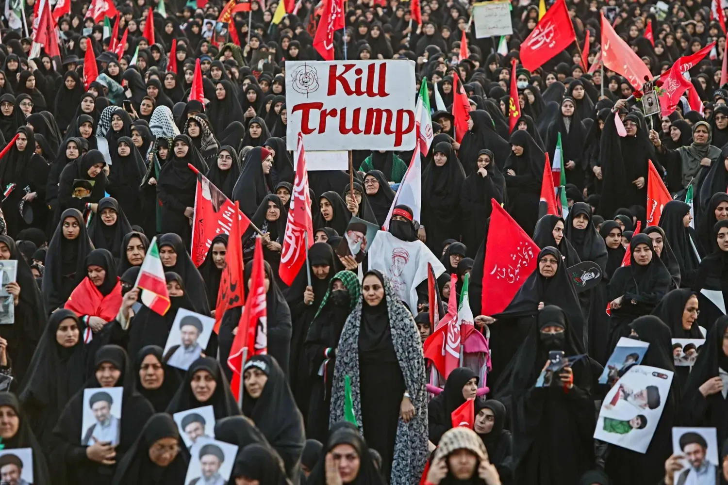 İran'ın Kum kentinde eski dini lider Ali Hamaney'in cenaze törenine katılan kalabalıklar, ABD Başkanı Donald Trump'ın öldürülmesini isteyen sloganlar taşıdı. (AFP)