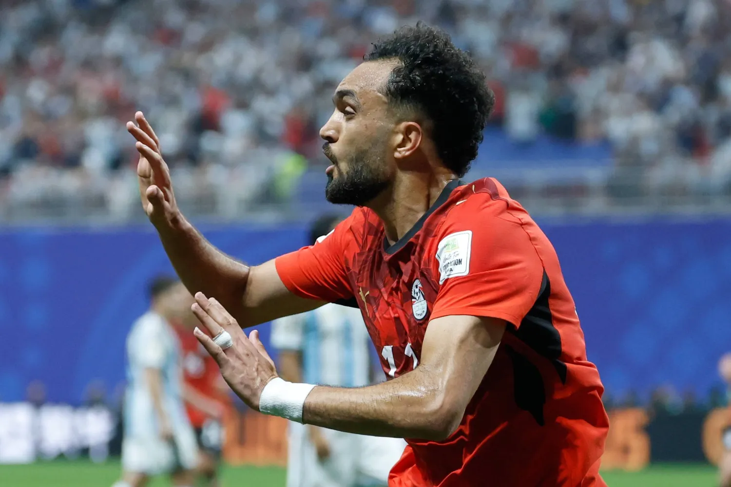 مصطفى زيكو يحتفل بتسجيل هدف مصر الأول (أ.ب)

