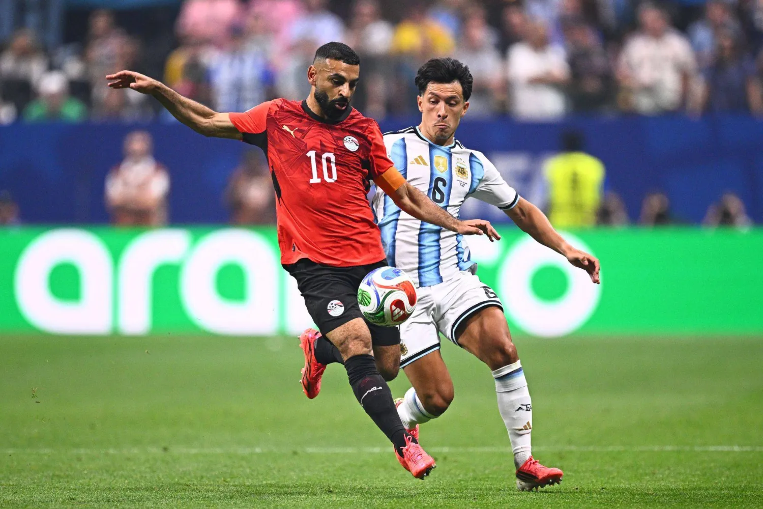 محمد صلاح وليساندرو مارتينيز يتنافسان على الكرة (د.ب.أ)

