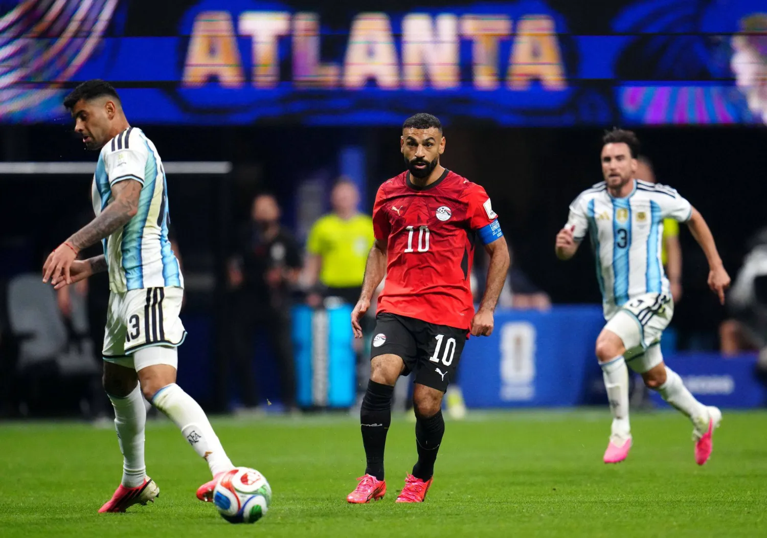 محمد صلاح وليساندرو مارتينيز يتنافسان على الكرة (د.ب.أ)
