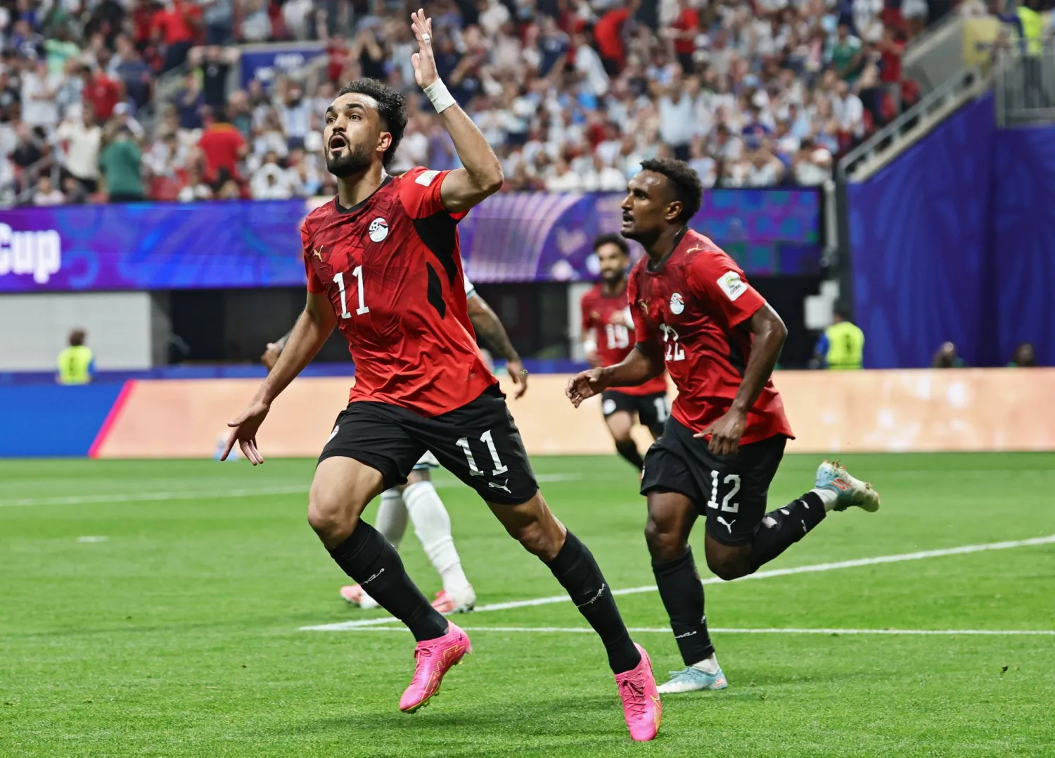 مصطفى زيكو يحتفل بتسجيل الهدف الثاني لمصر (إ.ب.أ)
