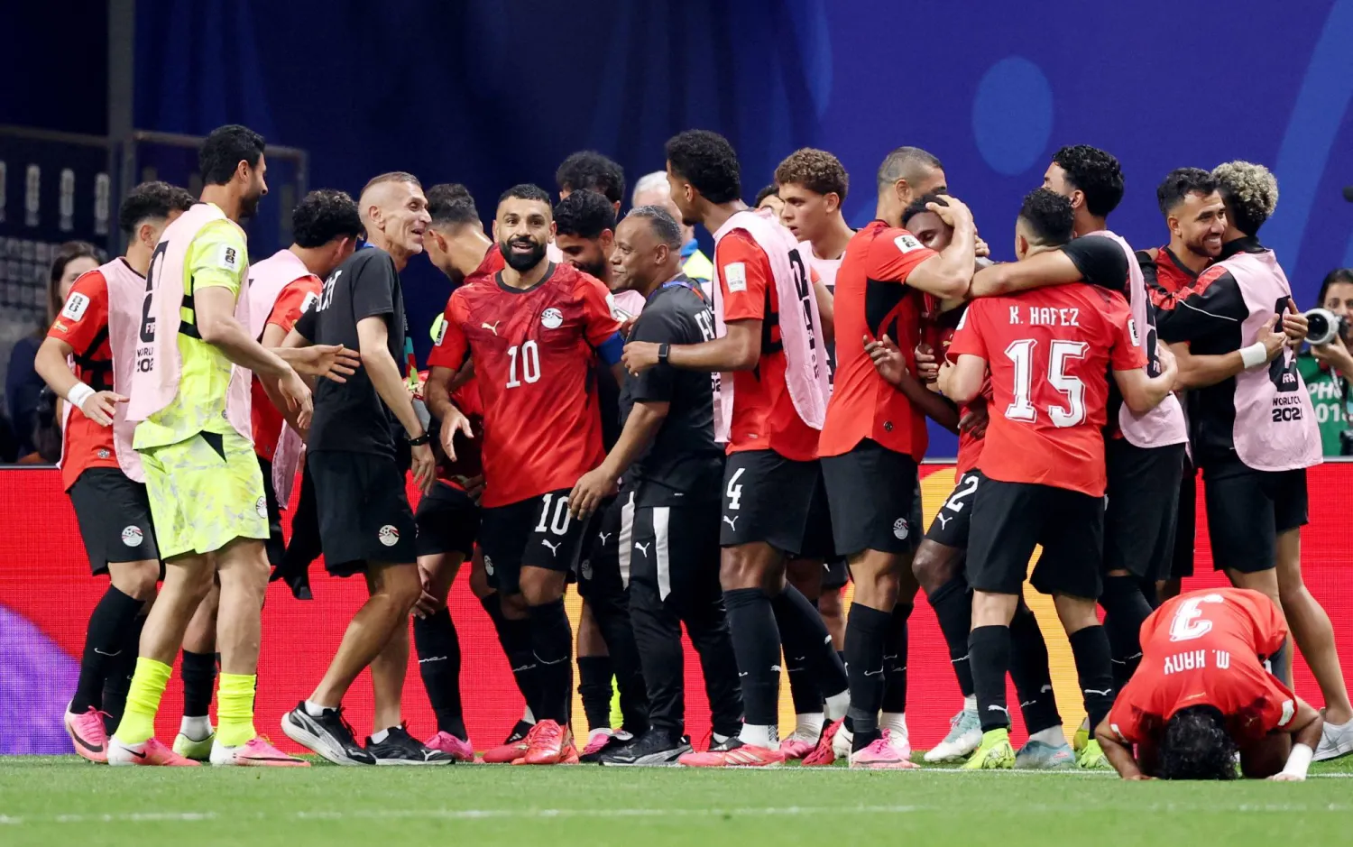 محمد صلاح يحتفل مع زملائه بهدف مصر الثاني الذي سجله مصطفى زيكو (رويترز)
