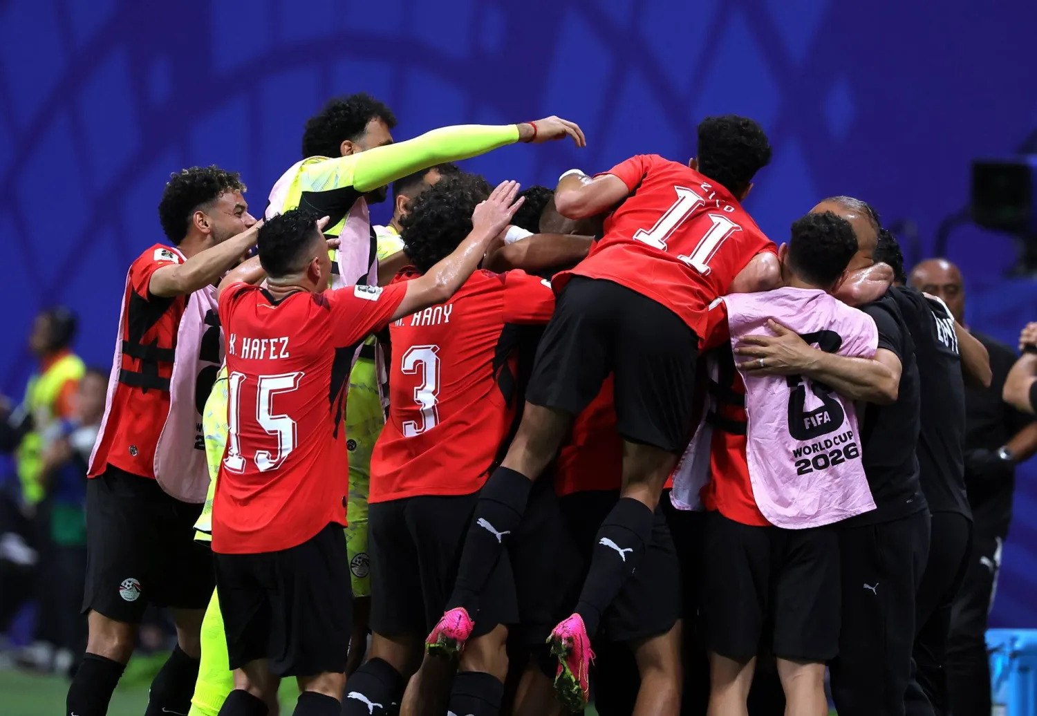 لاعبو مصر يحتفلون بتسجيل الهدف الأول (إ.ب.أ)
