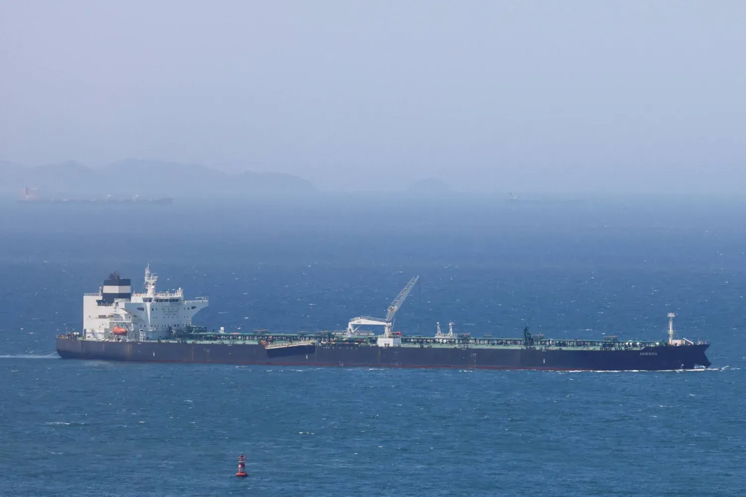 Hürmüz Boğazı’ndan geçen bir tanker (Arşiv fotoğrafı - Reuters)