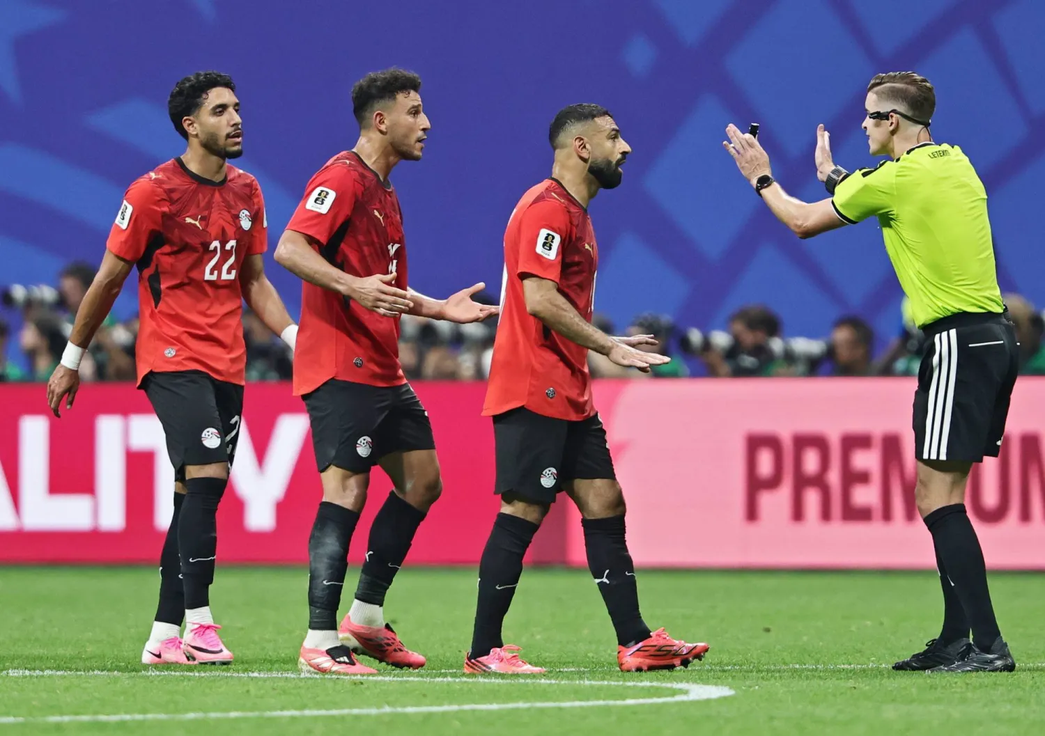 الحكم فرانسوا ليتيكسييه يشير لمحمد صلاح خلال المباراة (إ.ب.أ)

