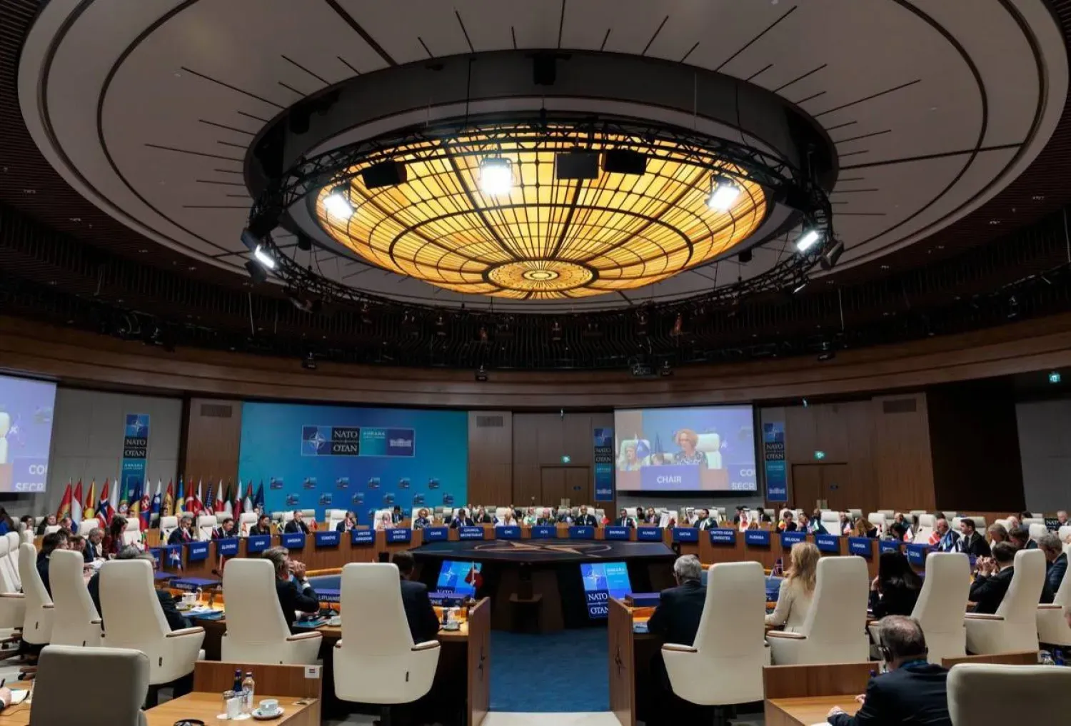 Ankara’da düzenlenen NATO Zirvesi’nin oturum aralarında, İstanbul İşbirliği Girişimi’ne katılan NATO dışişleri bakanları ile Körfez ülkeleri dışişleri bakanlarının toplantısından (Dışişleri Bakanlığı)