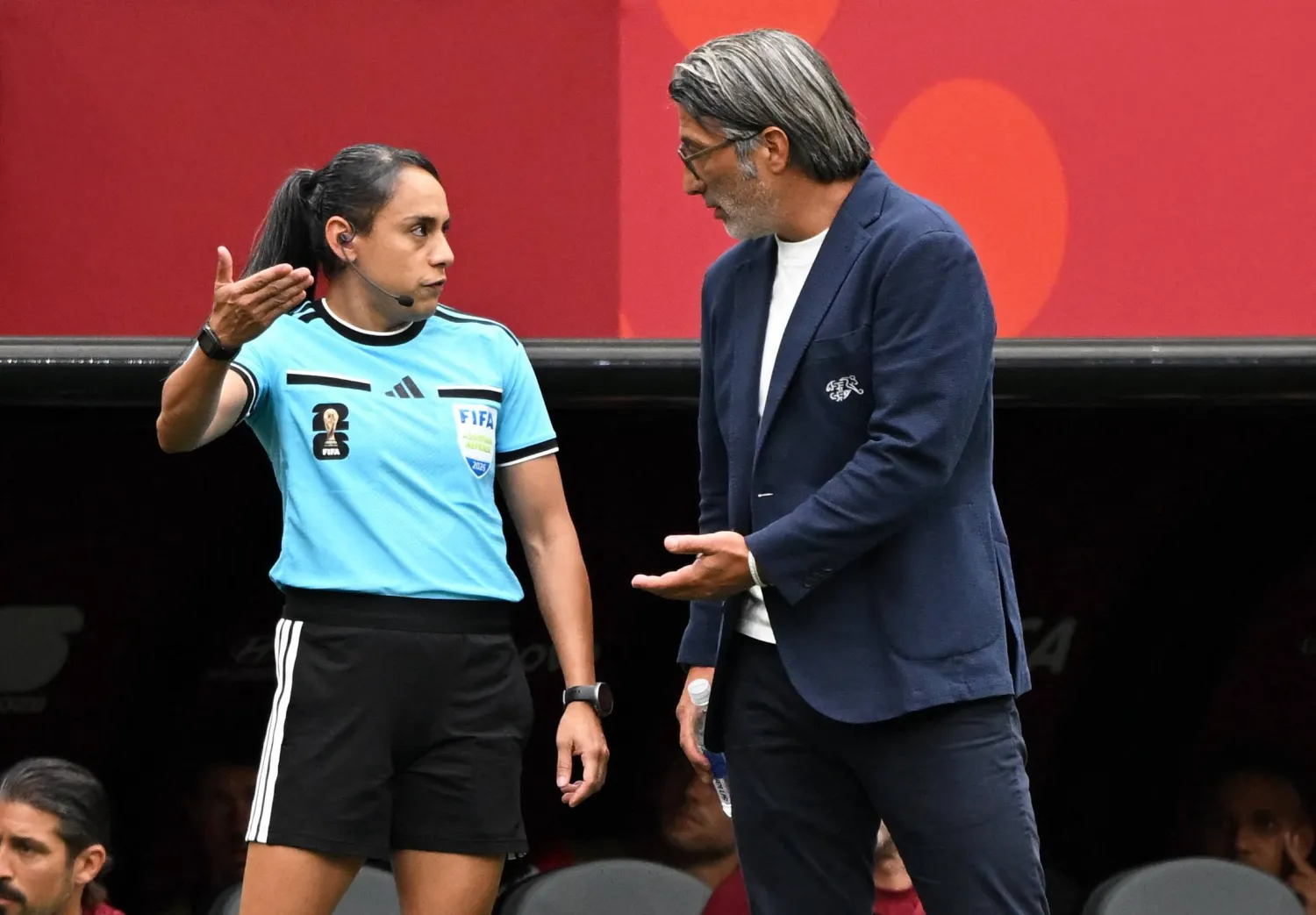 مدرب منتخب سويسرا مراد ياكين يعترض لدى الحكم الرابع ساندرا راميريز (رويترز) 