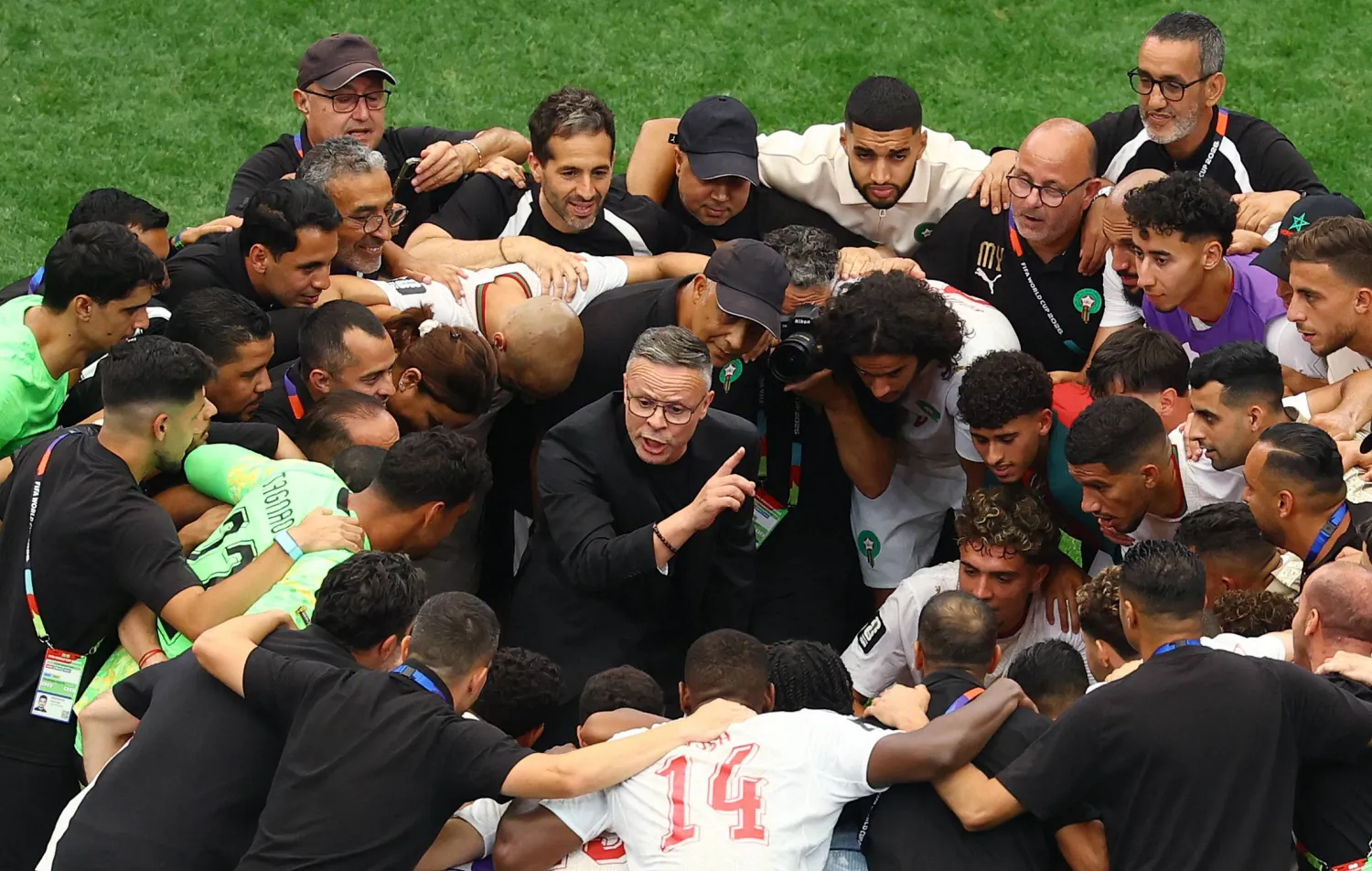 محمد وهبي يقود تحولًا تكتيكيًا أعاد رسم هوية المنتخب المغربي (رويترز) 